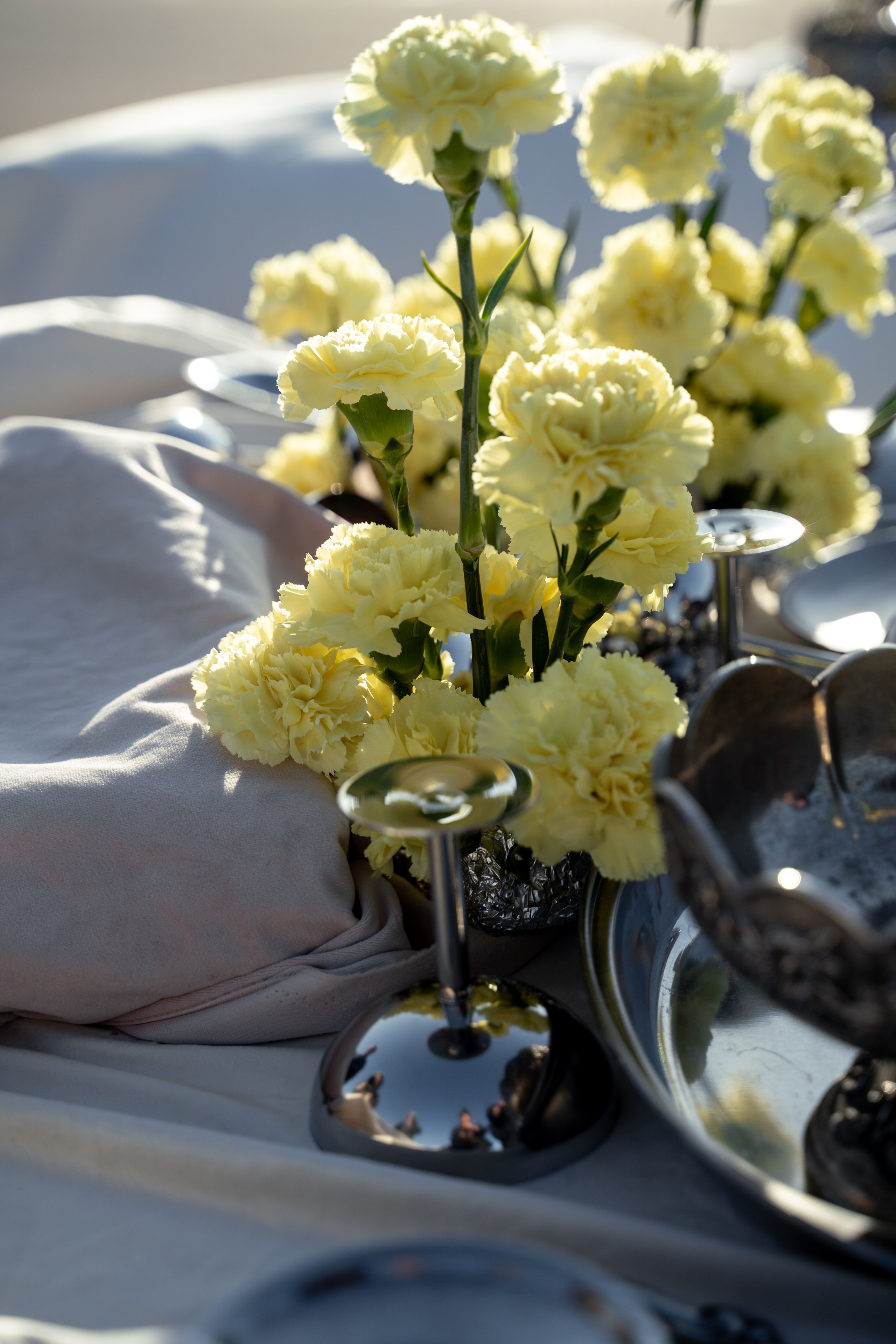 желтые цветы в металической посуде Геленджик