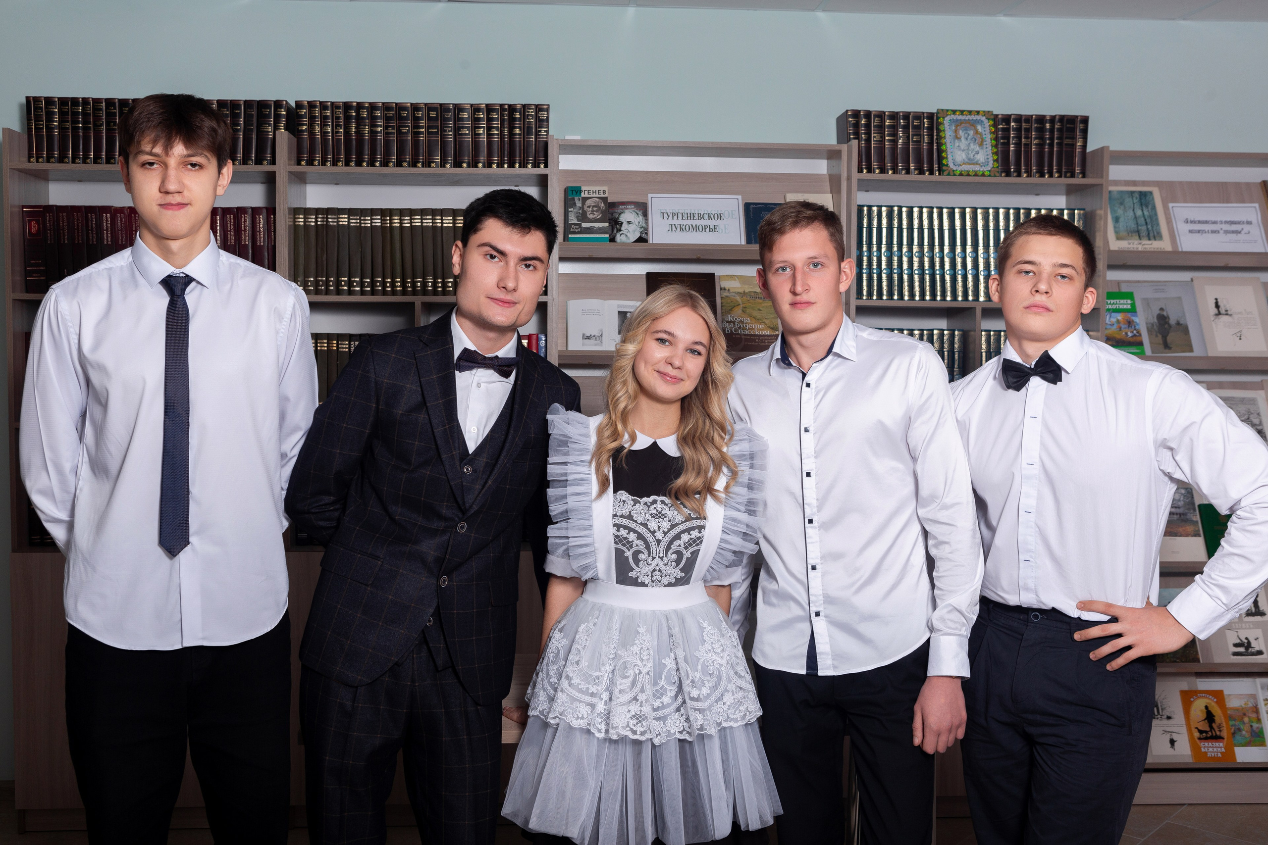 Фотосессия в Библиотеке для Учеников 11 Классов | Твой выпускной Альбом Мценск. ТВОЙ АЛЬБОМ / ТВОИ ПРАВИЛА