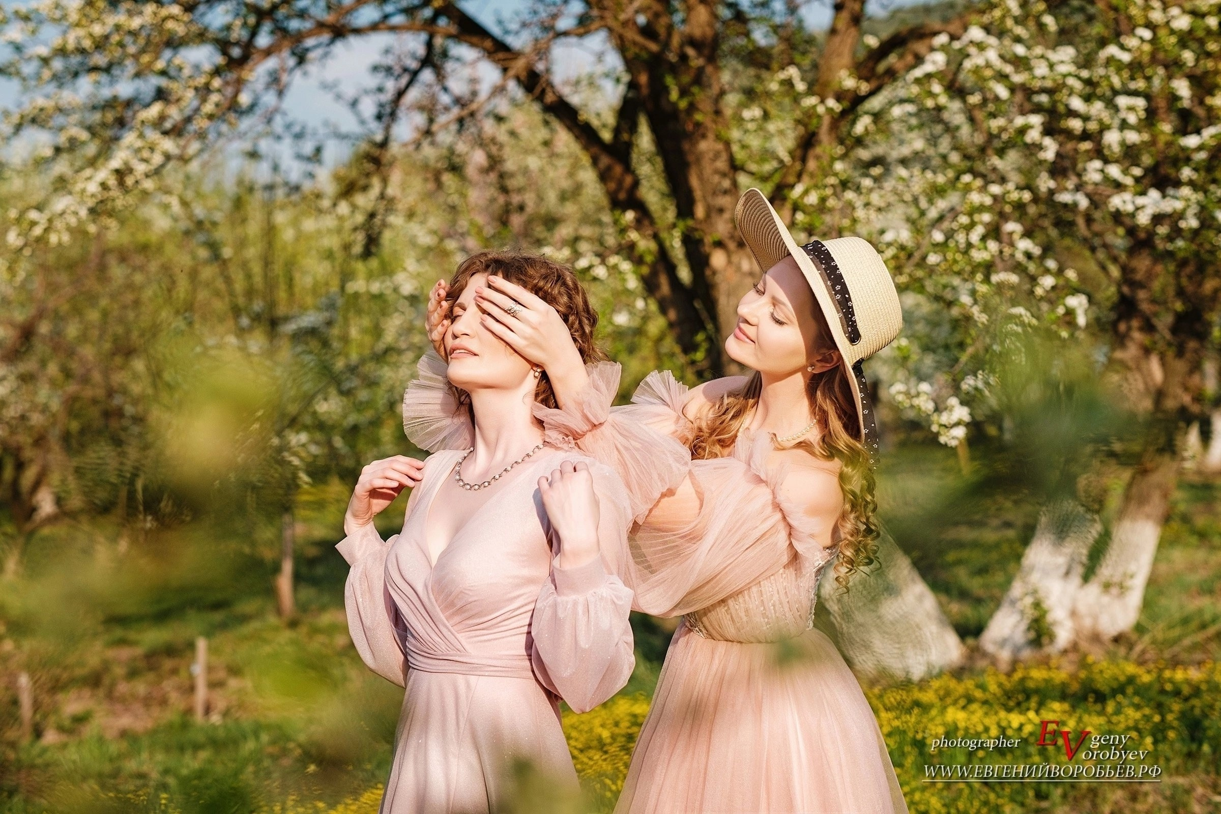 красивая фотосессия девушка Красноярск цветущая яблоня черёмуха фотограф портфолио идеи места парк сады мечты остров Татышев сад Крутовского центральный парк Горького образы позы стоимость цена заказать забронировать фотосъёмку услуги стилист визажист причёска макияж промт для фотосессии ИИ