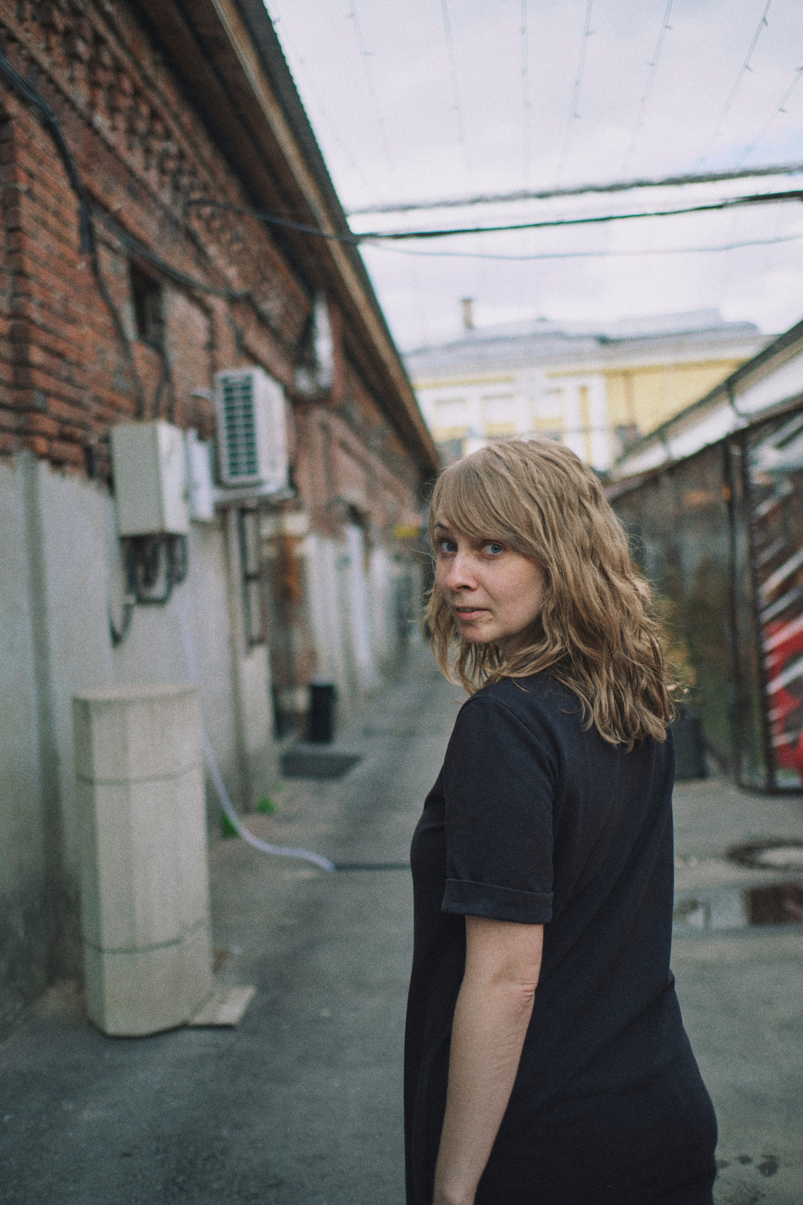 Женщина идет по улице и оборачивается