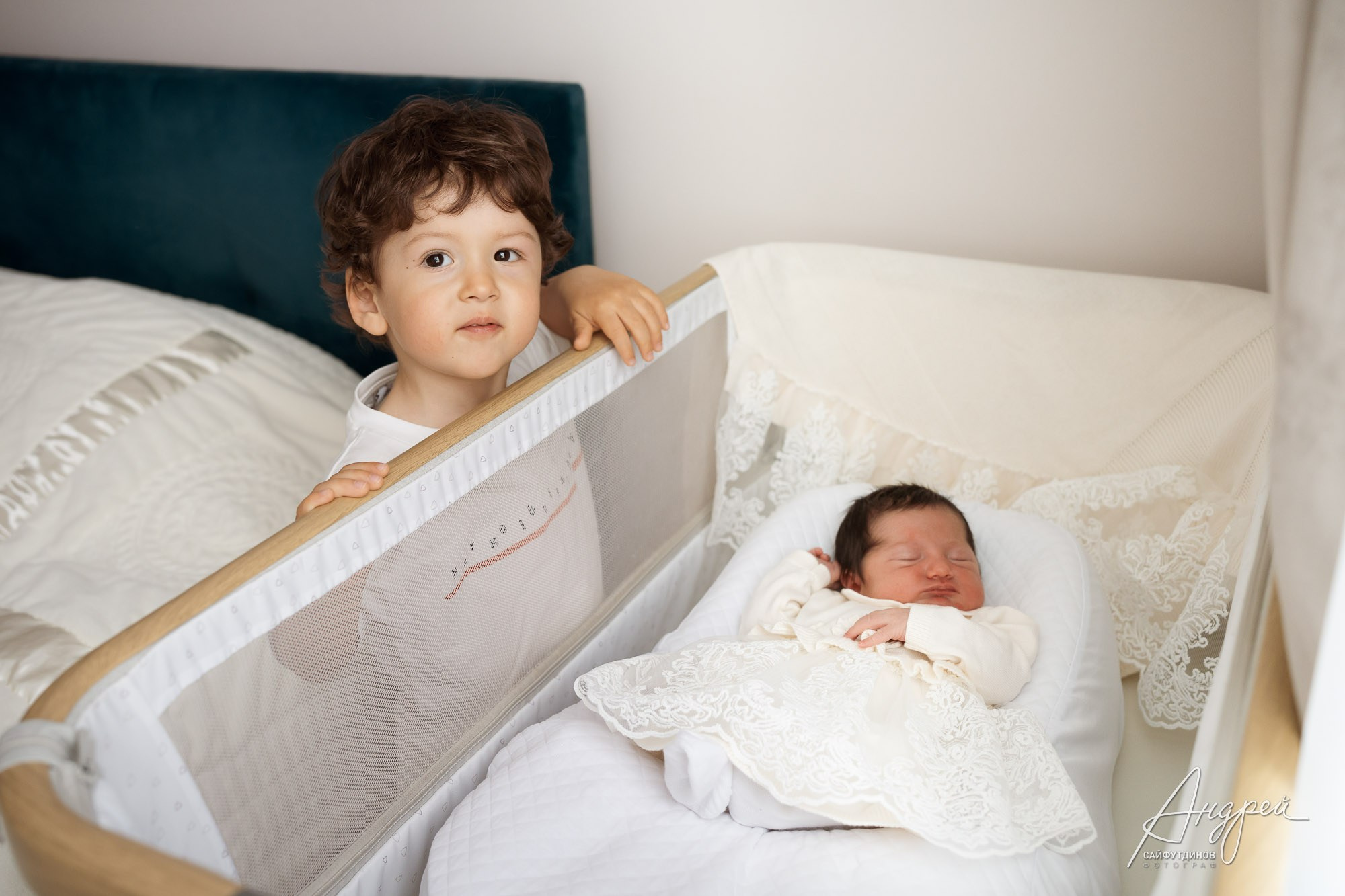 Новорожденная девочка и старший брат дома в день выписки из роддома, Ростов-на-Дону, семейная фотосессия с детьми.