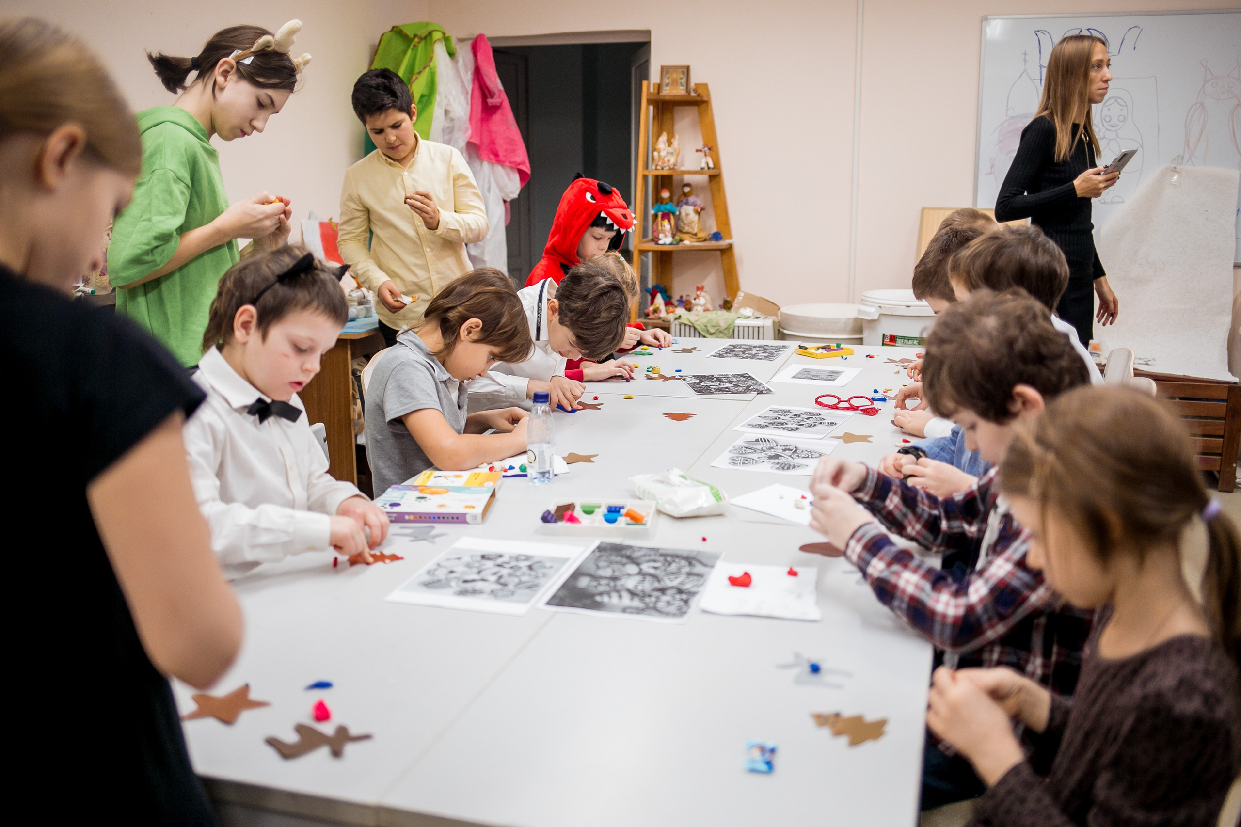 Школьники делают поделки к Новому году. Репортажный фотограф Борис Геер