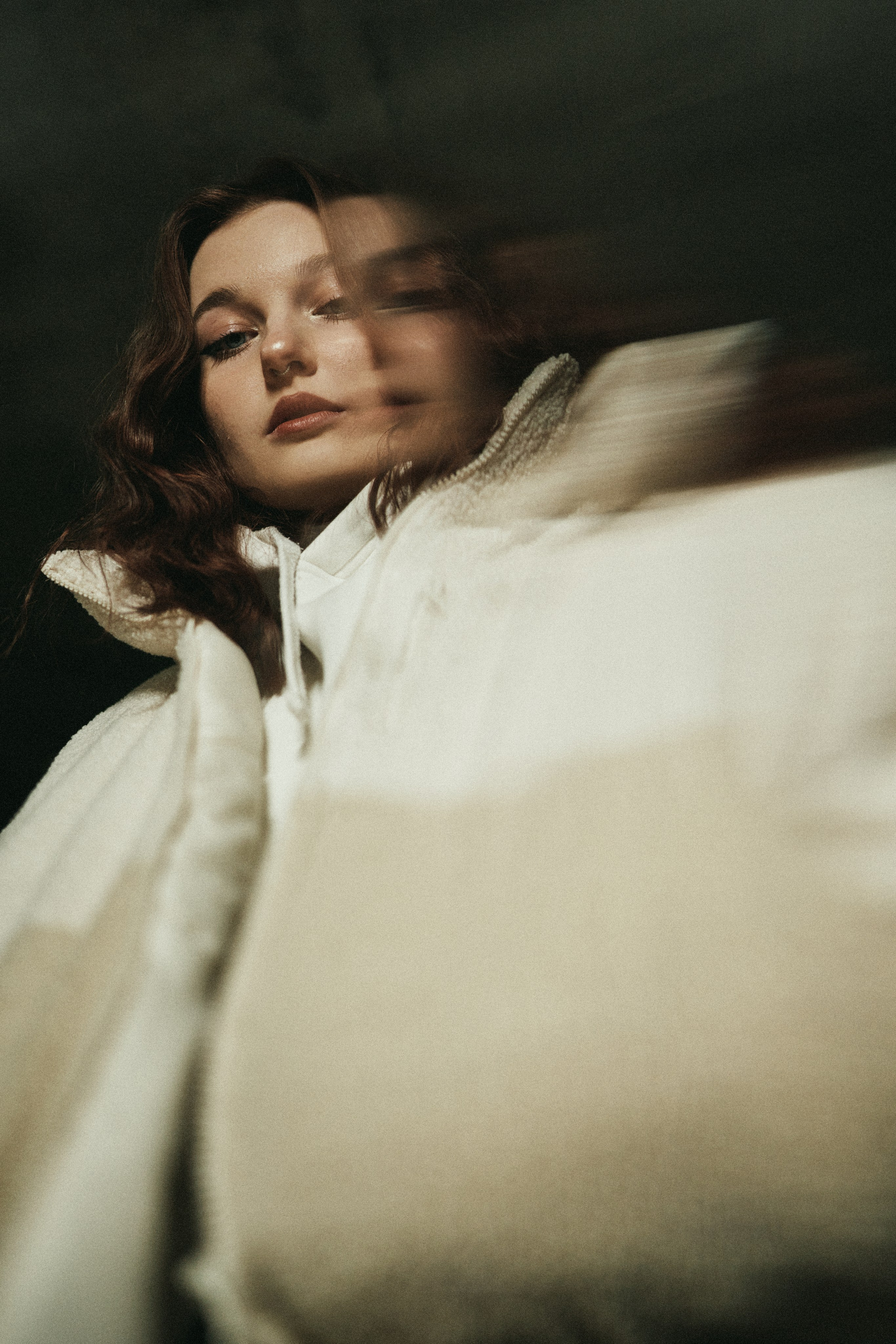 креативная женская съемка на автомобильной парковке