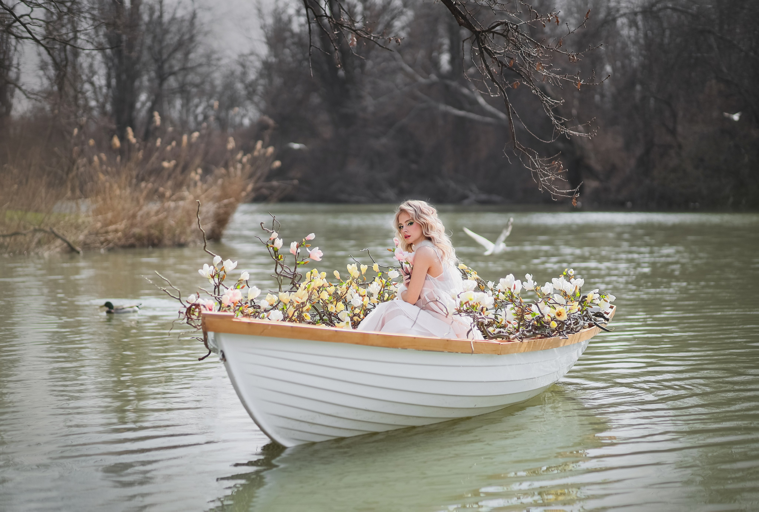 Фотосессия в лодке украшеной ветками магнолии. Свадебный и семейный фотограф в Абхазии Жанна Соснина