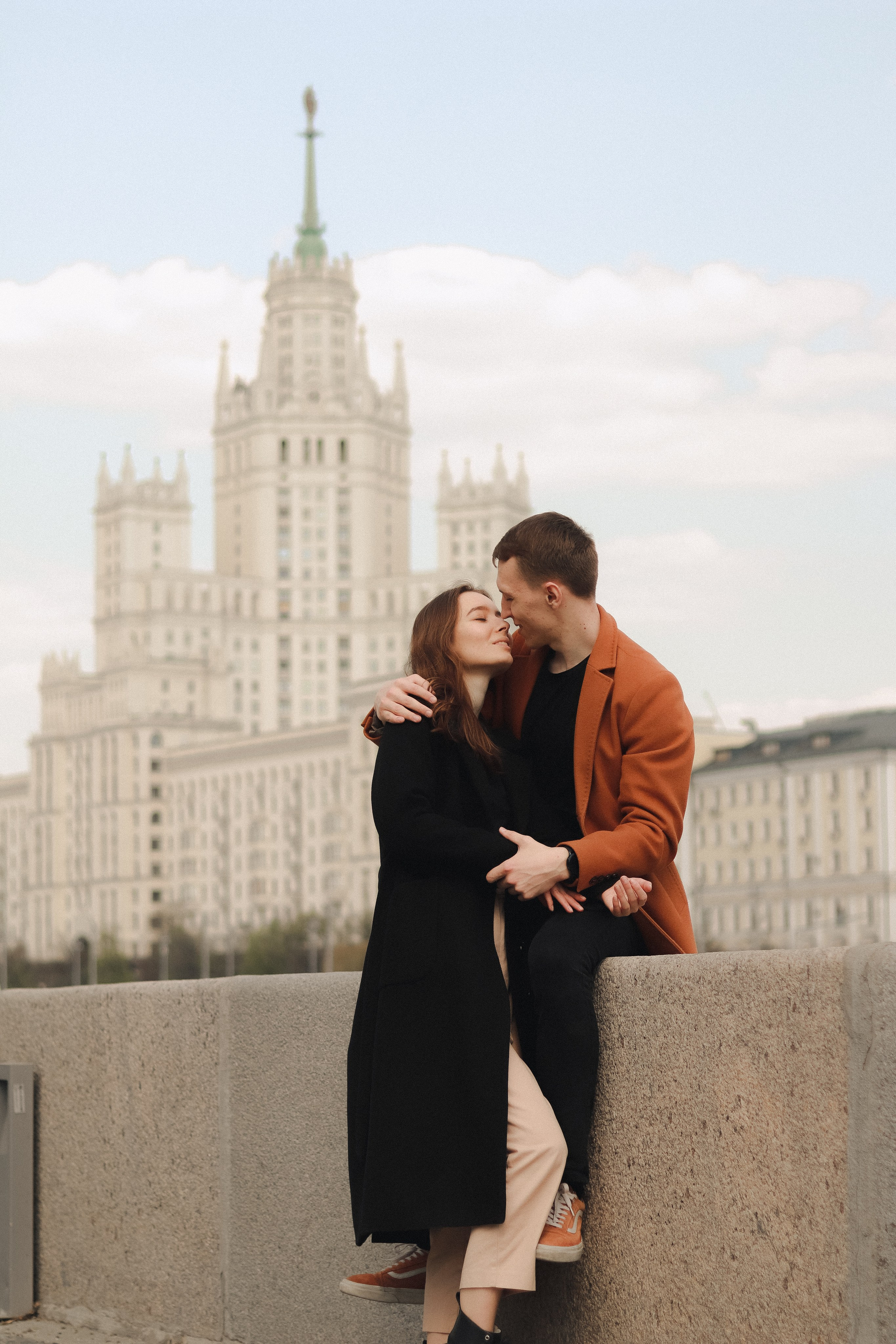 Парная фотосессия Елизавета & Роман на Котельнической набережной в Москве. Индивидуальный, свадебный, и love-story фотограф в Москве