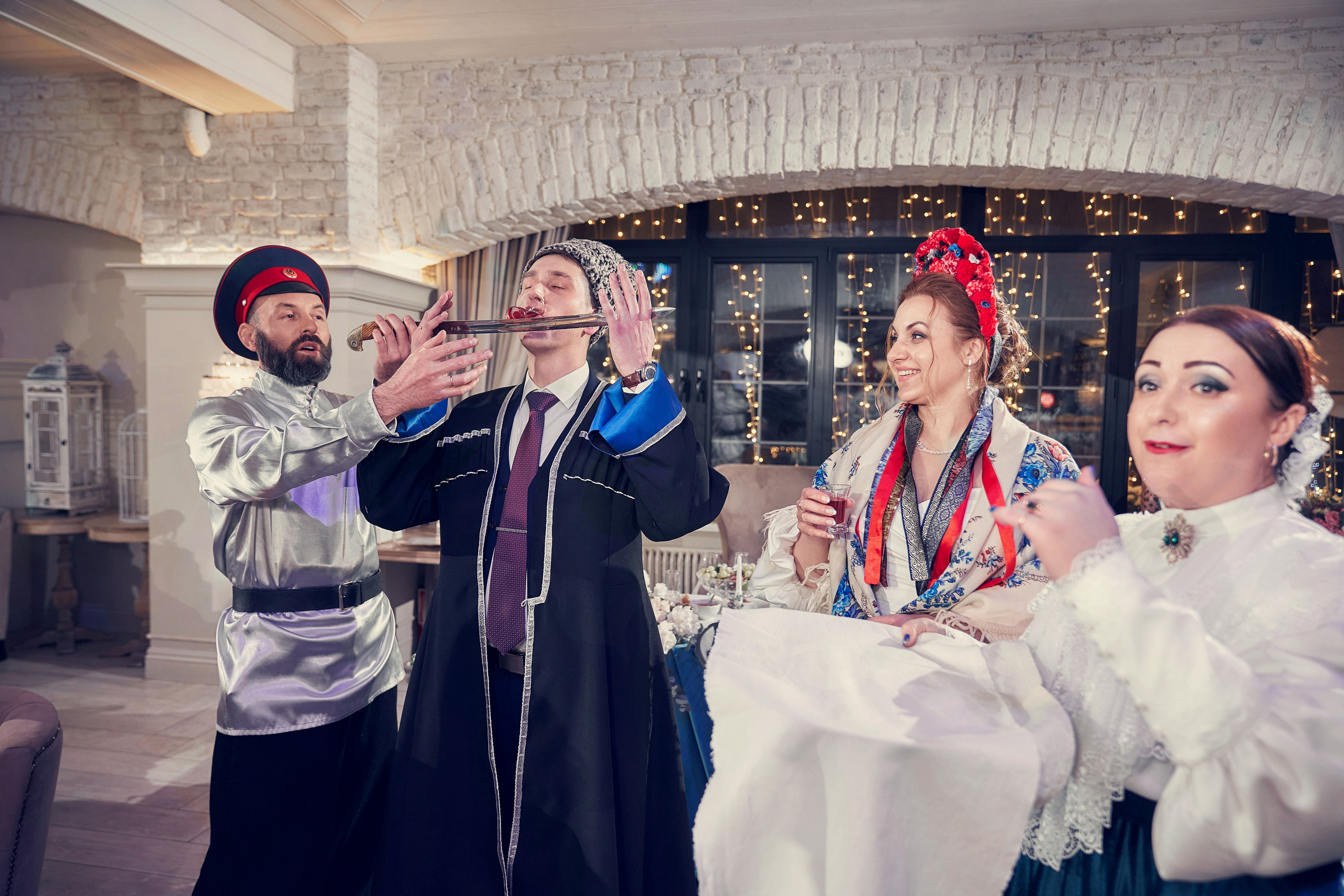 казачий хор выступает перед гостями на свадебном банкете в ресторане Верба