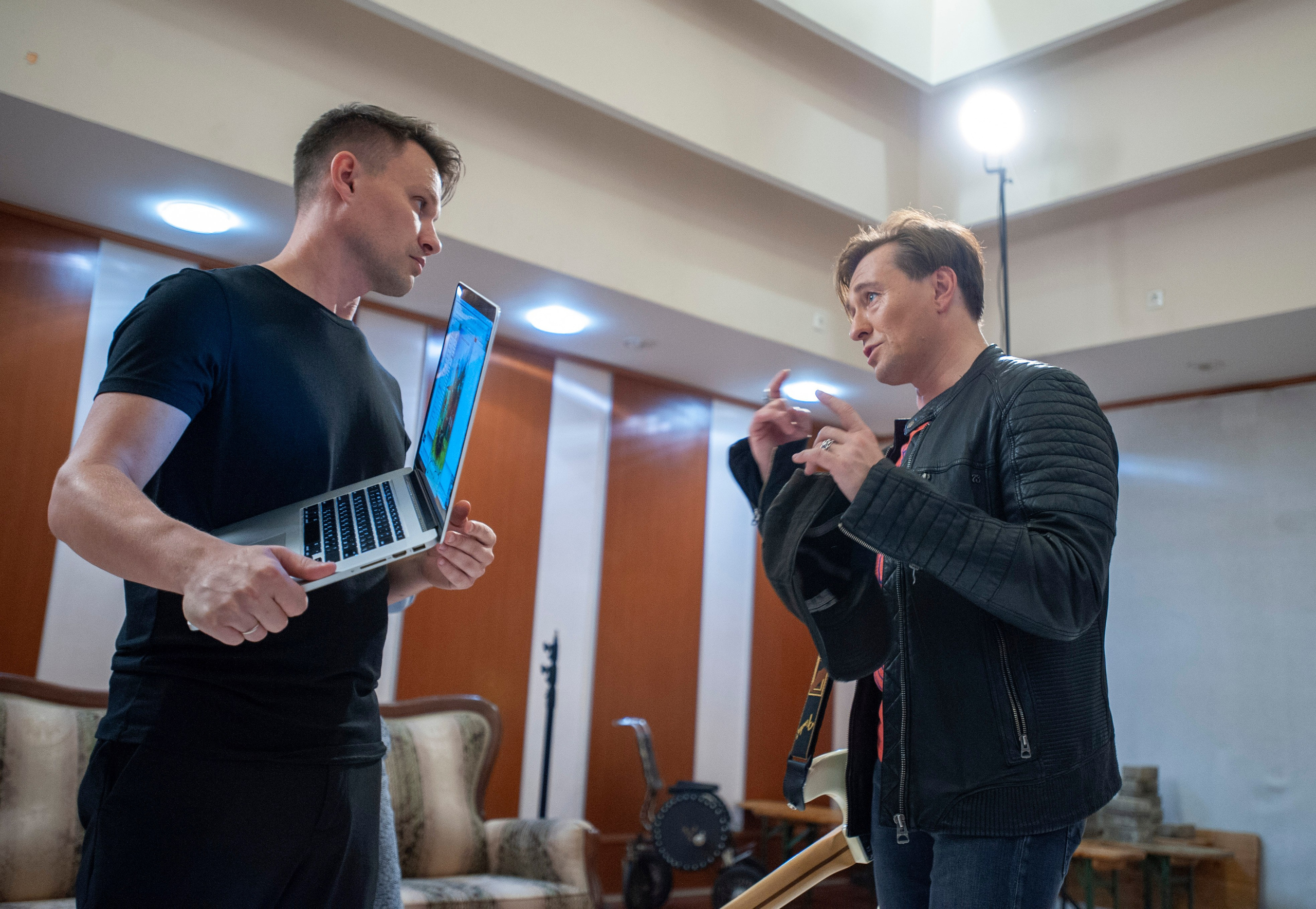 BACKSTAGE. Www.apowerstudio.com