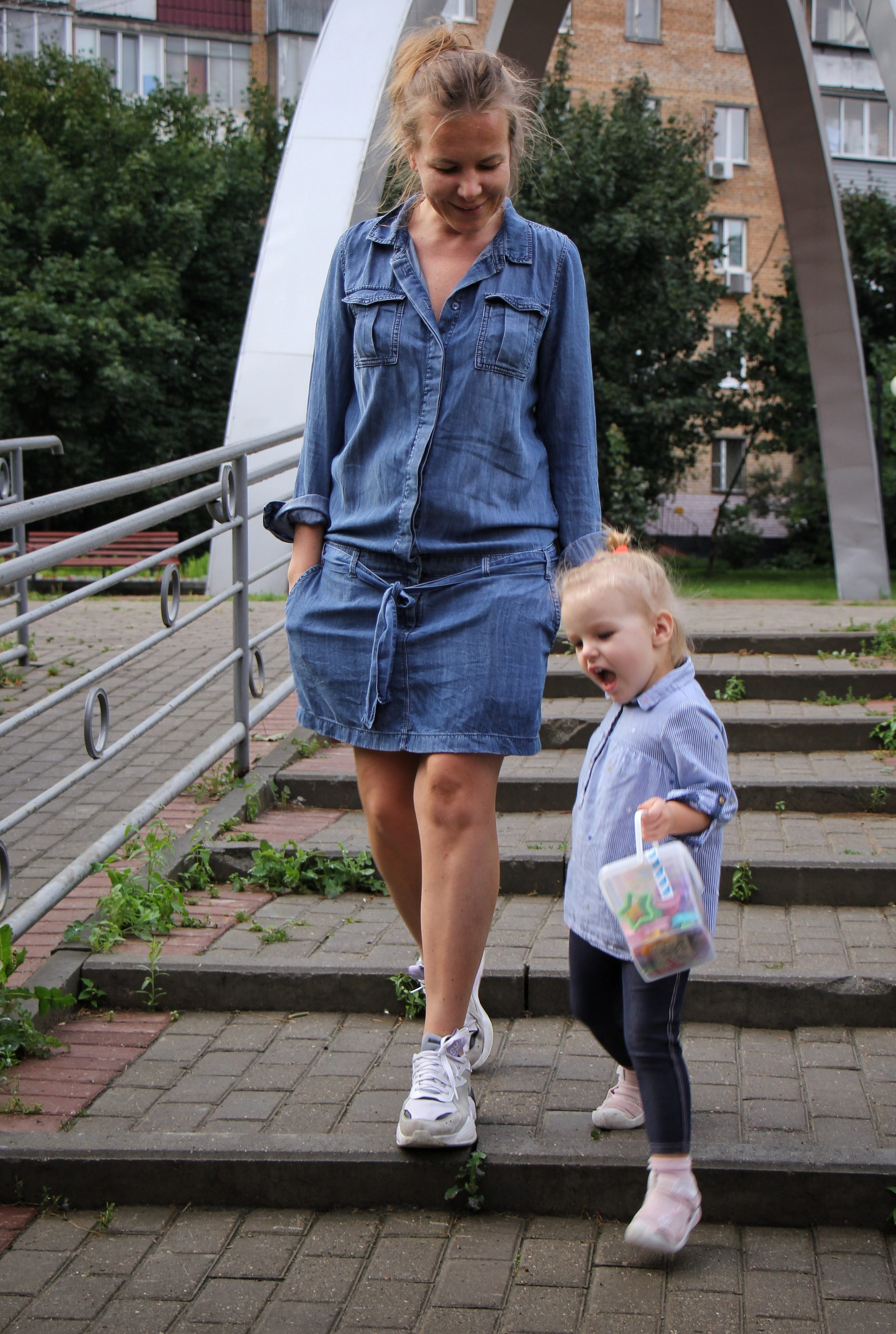 На прогулке Маша с мамой. Портретный фотограф Москва