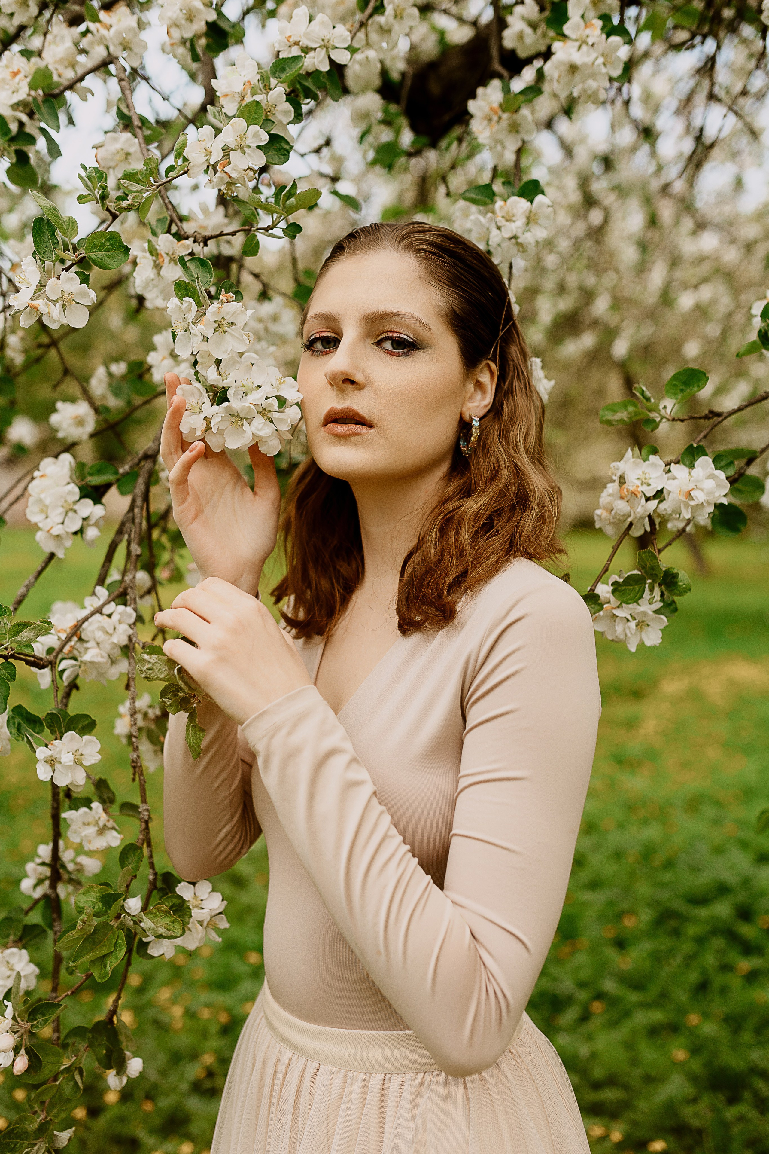 Женская фотосессия в цветущем саду. Семейный и женский фотограф в Москве Надежда Воробьева