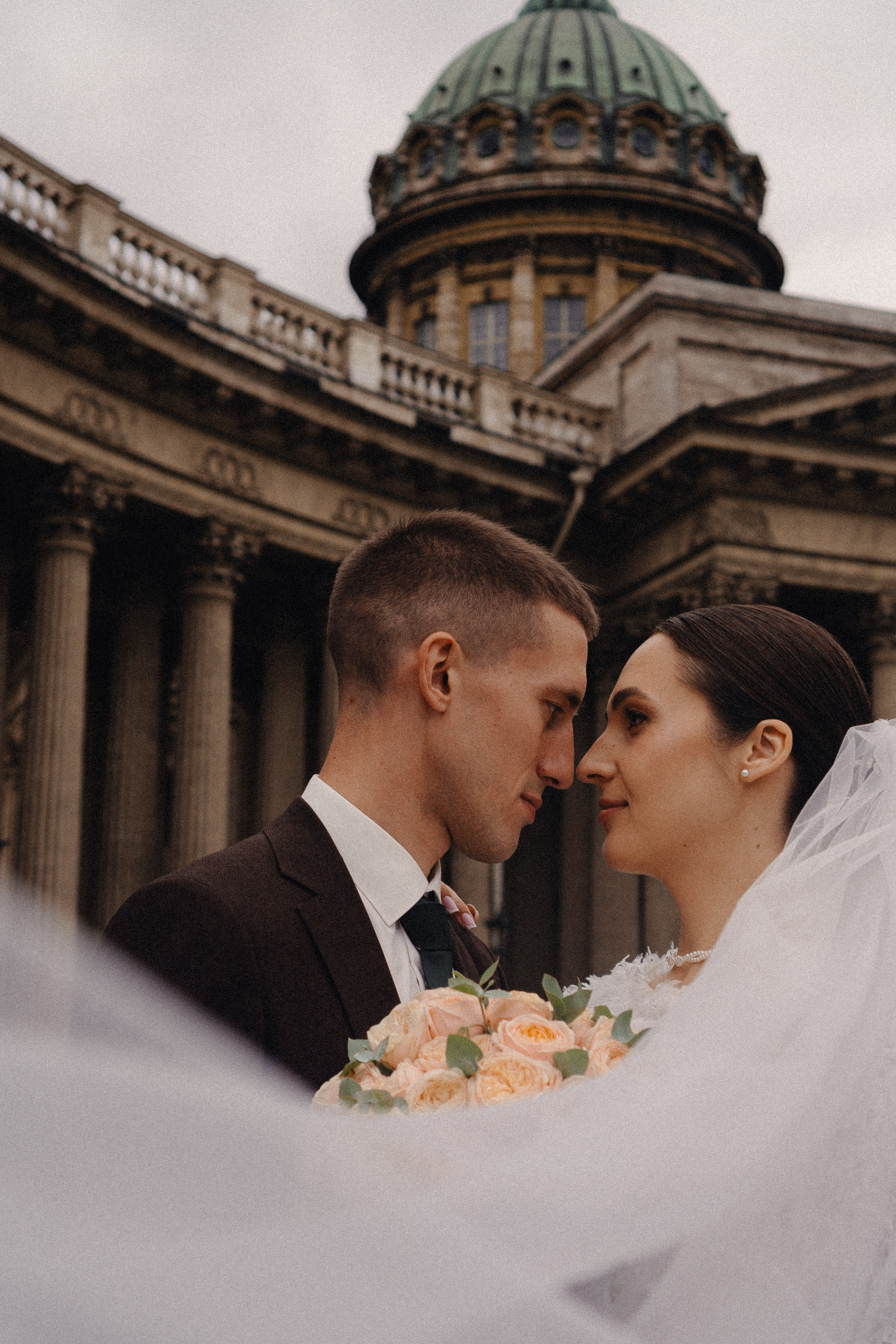 СВАДЕБНАЯ ПРОГУЛКА В САНТК-ПЕТЕРБУРГЕ (ИСАКИЕВСКИЙ СОБОР, ЗИМНЯЯ КАНАВКА, ЭРМИТАЖ И БОЛЬШАЯ МОРСКАЯ УЛИЦА). Профессиональный фотограф, Санкт-Петербург — Виктория Богомолова