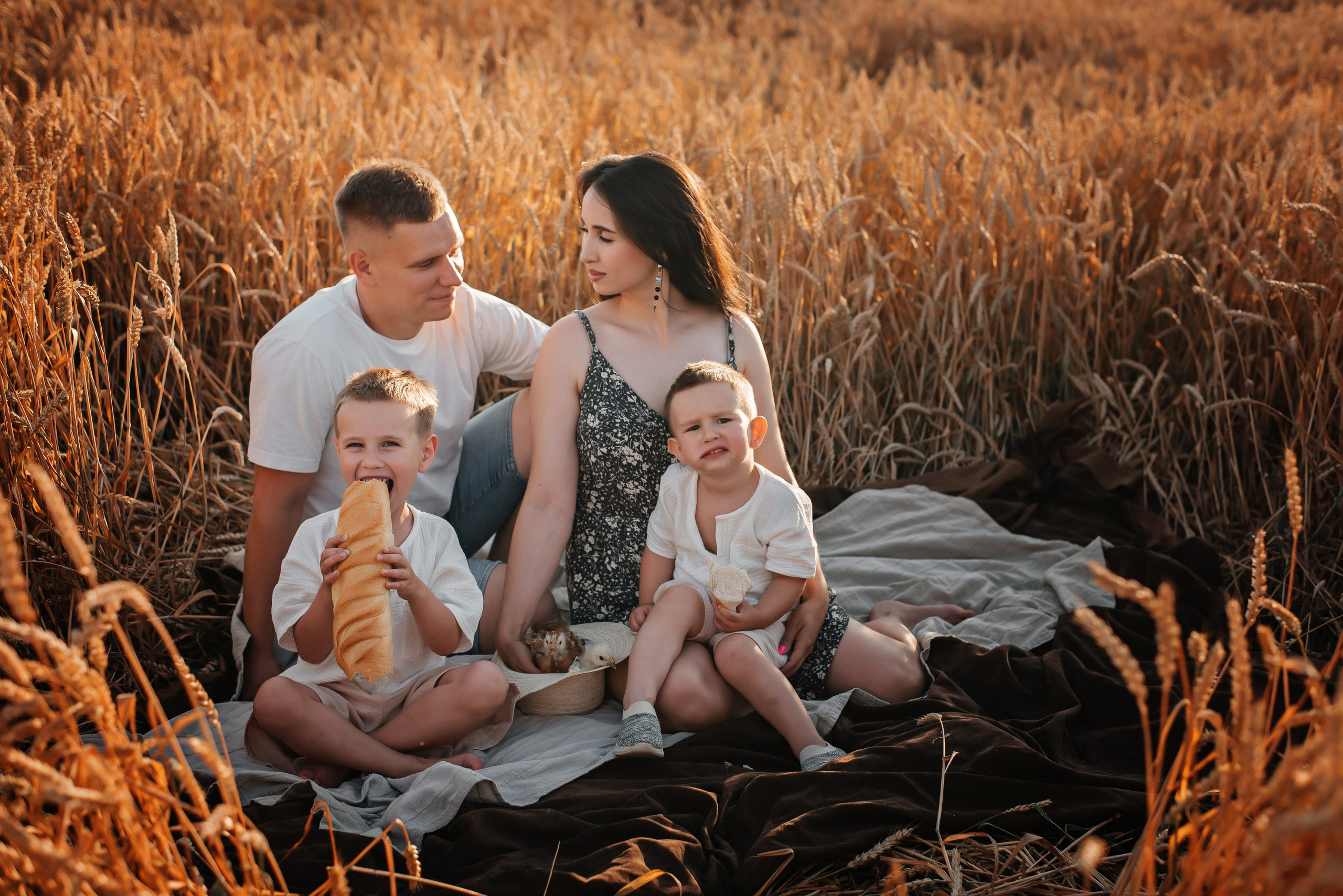 В поле на закате. Детский и семейный фотограф выпускной альбом Приморско-Ахтарск