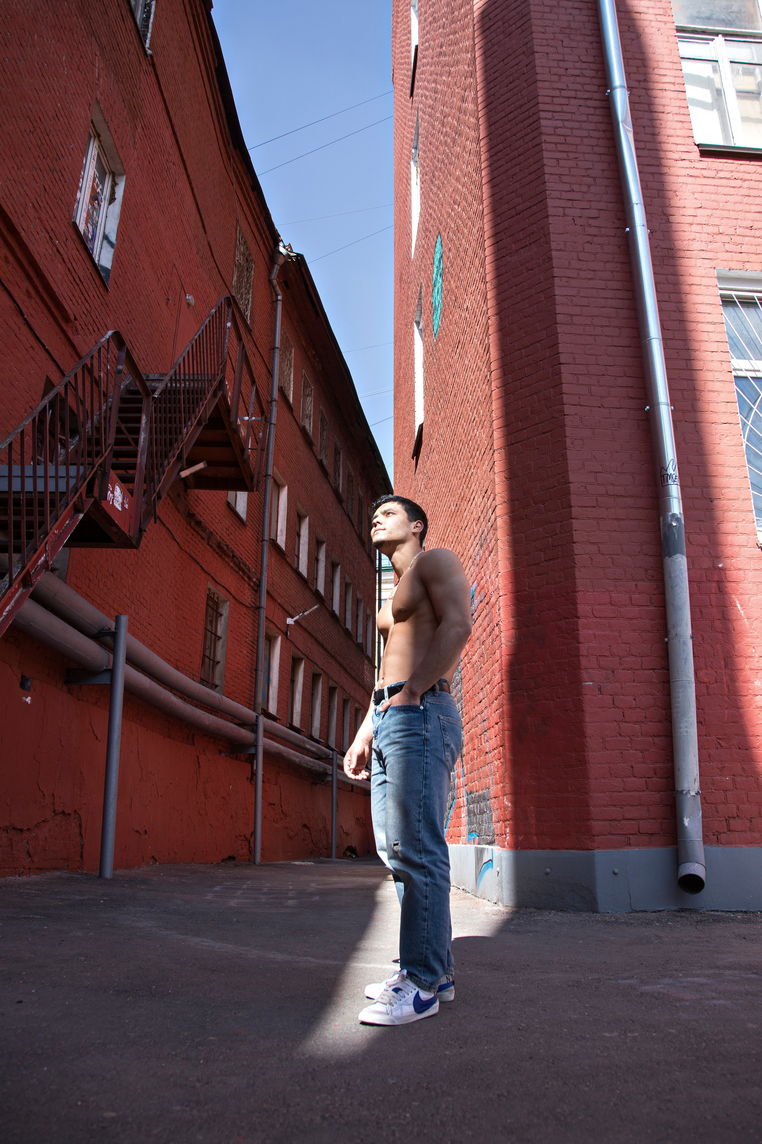 Мужская фотосессия на улице. Профессиональный фотограф в Москве