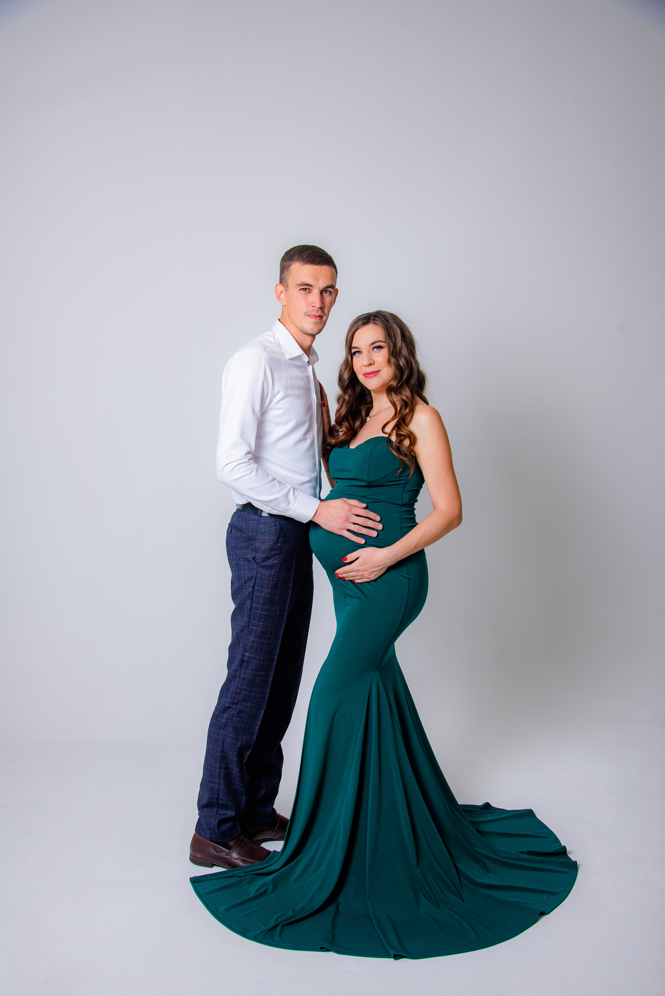 Фотосессия беременных в Уфе в фотостудии с прокатом платья. Услуга Все включено.