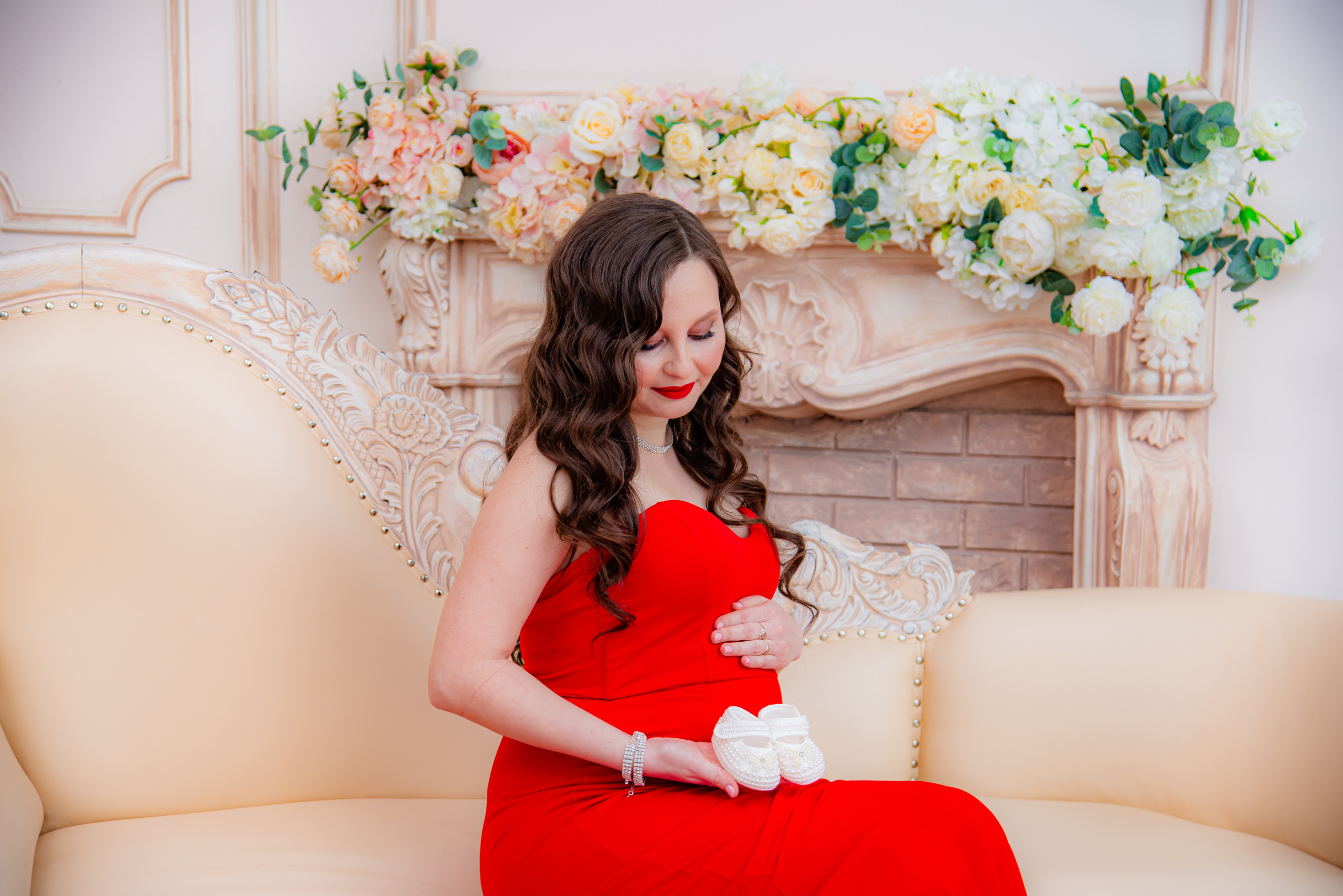 Фотосессия беременных в Уфе в фотостудии с прокатом платья. Услуга Все включено.