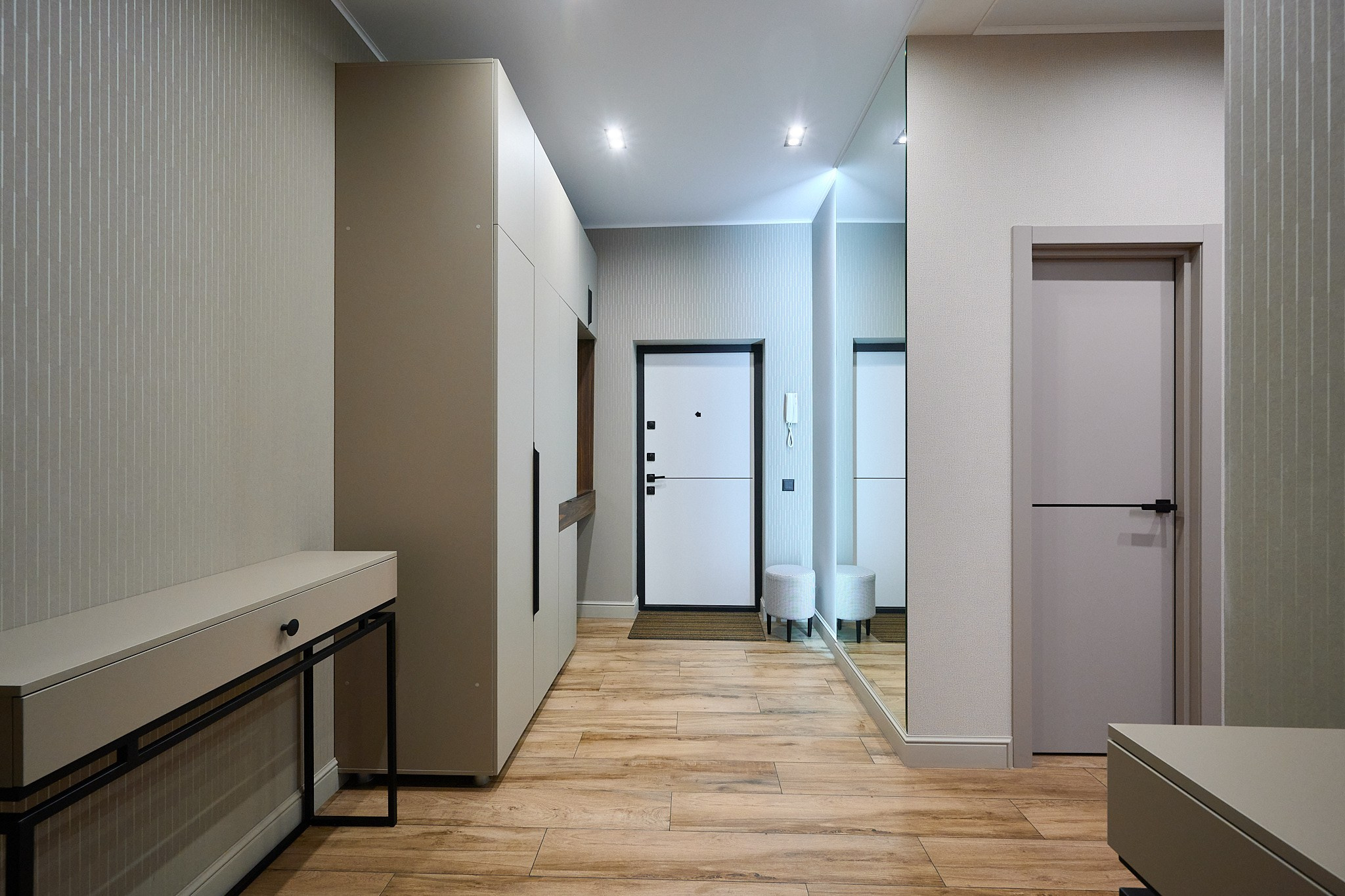 коридор в светлом  стиле 