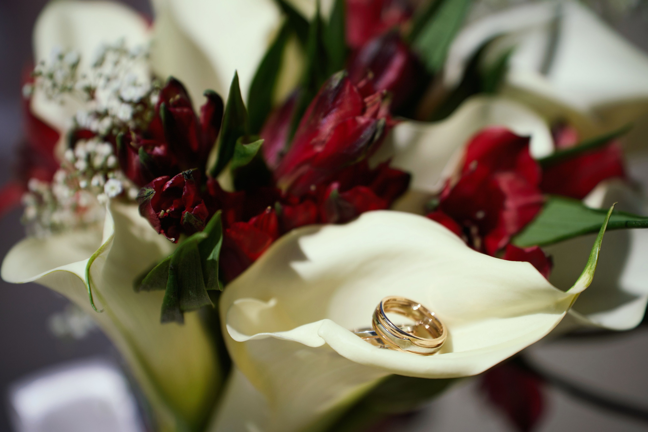 обручальные кольца на лепестке лилии в свадебном букете