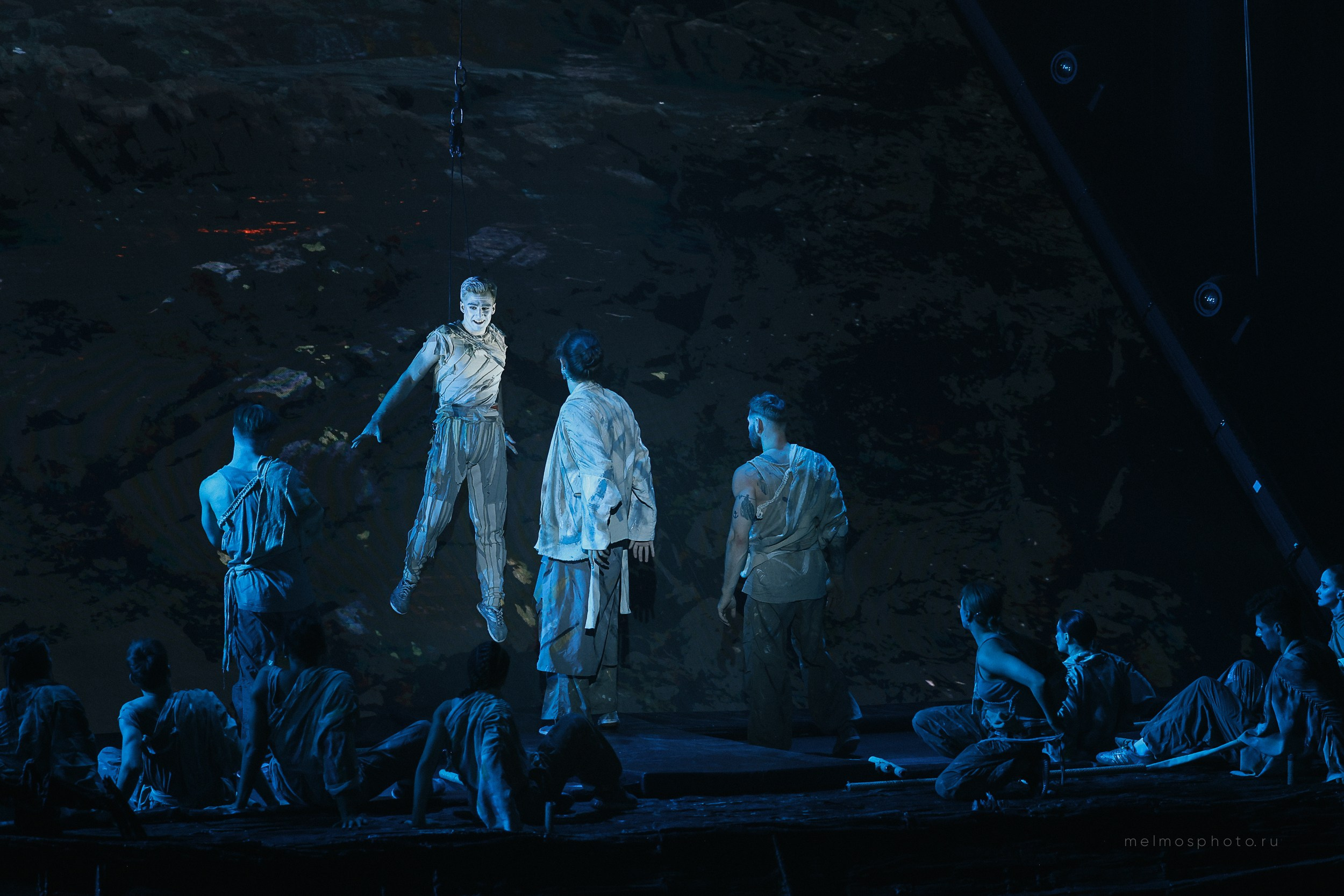 АНТИГРАВИТАЦИЯ. Репортажный, архитектурный, театральный и файн-арт фотограф Лена Мельникова в Москве