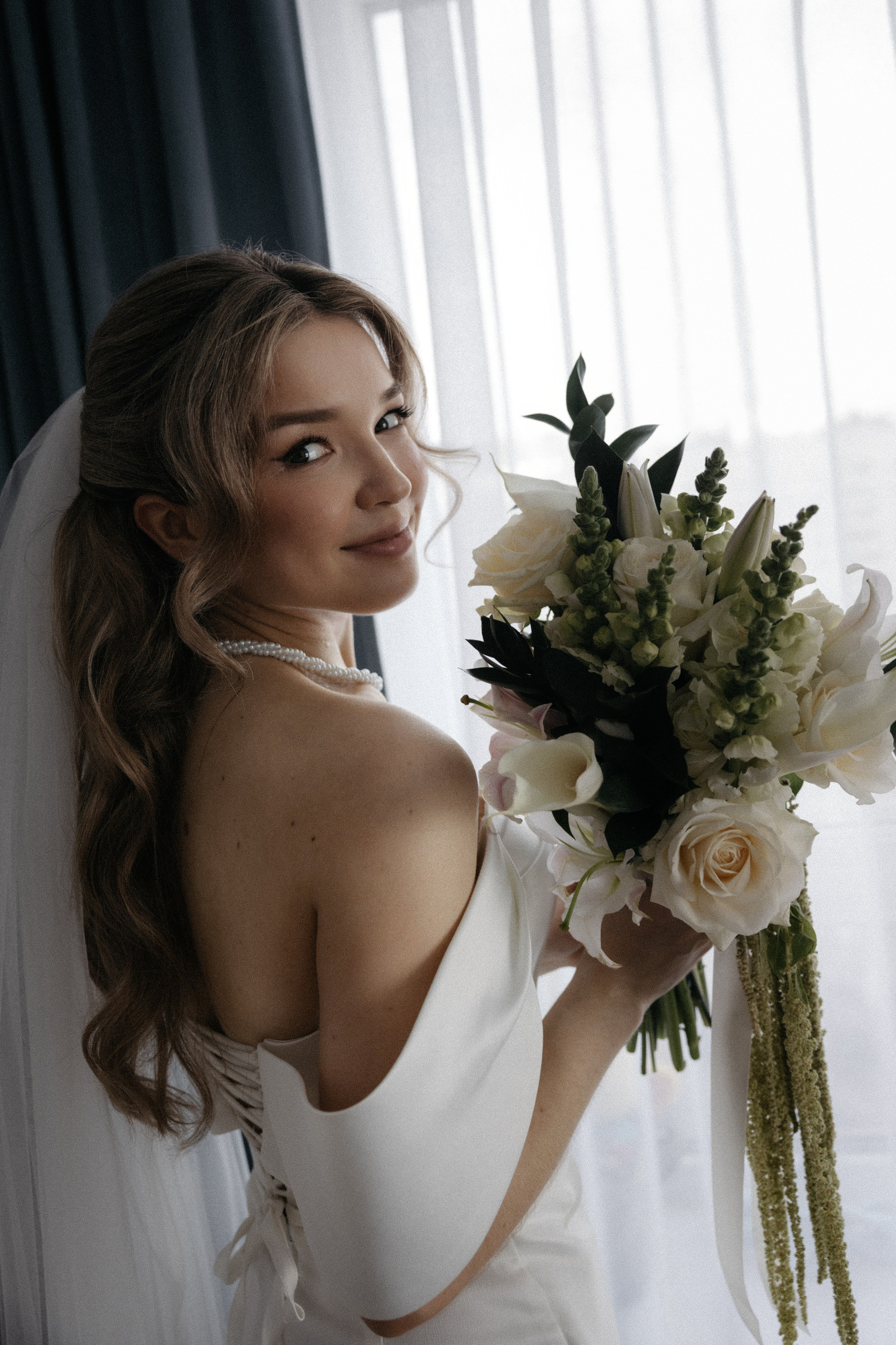 Свадебная фотосессия в стильном лифте элитного дома Москвы