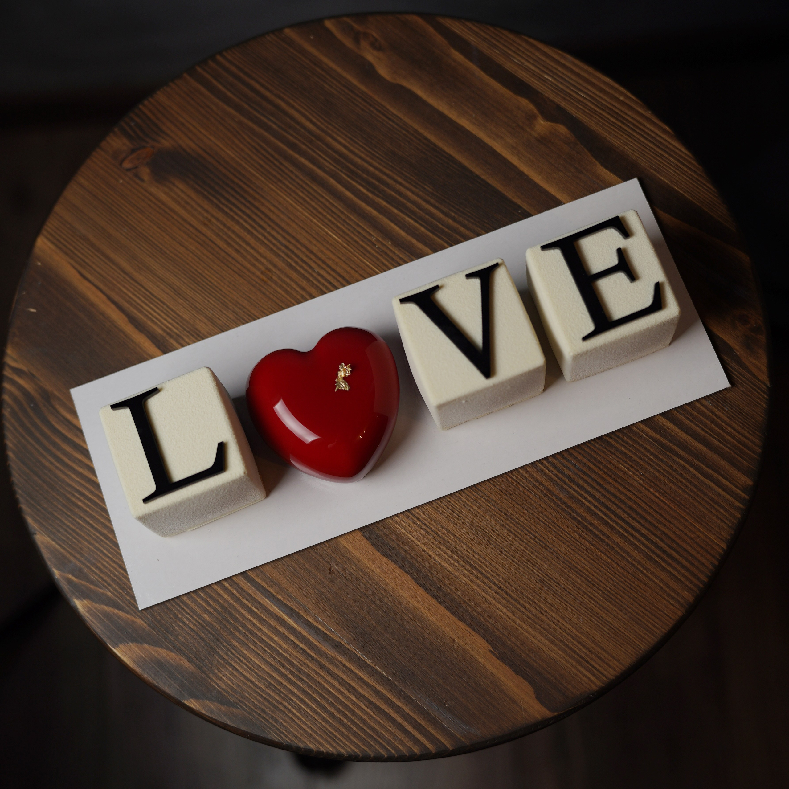 Варианты муссовых тортов про любовь. Кондитер Наталья Ташматова