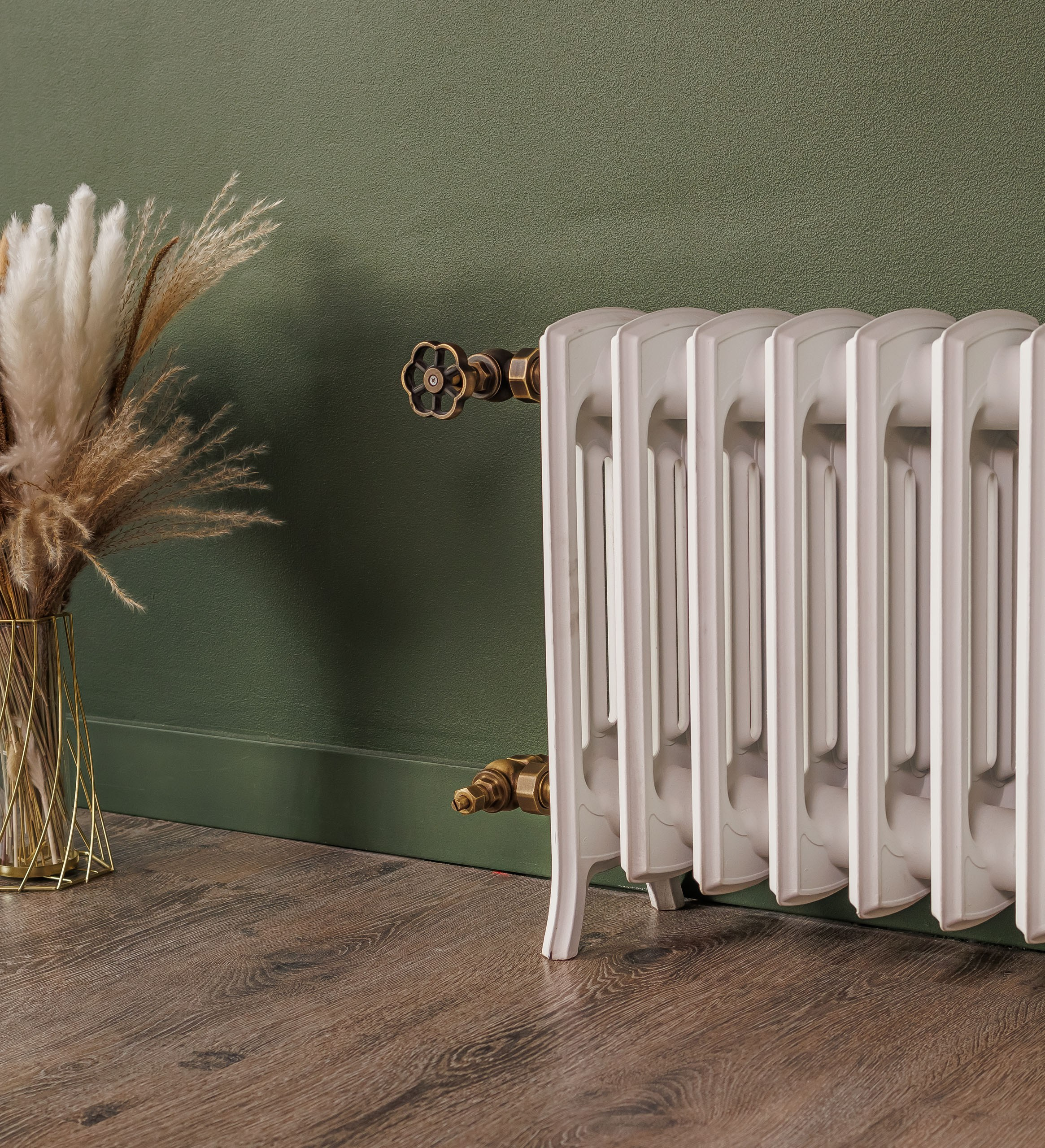 Предметные фотографии дизайнерских радиаторов отопления в стиле ретро