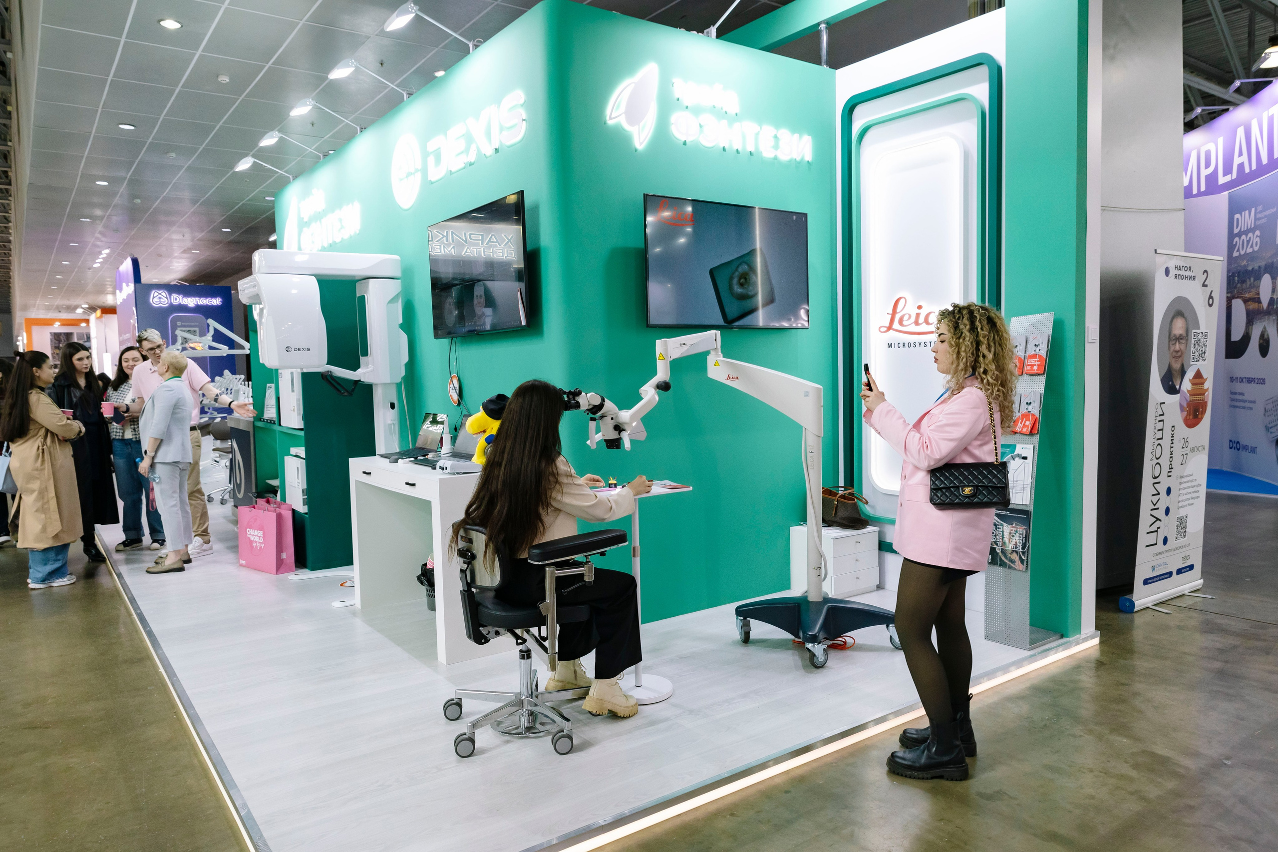 Стоматологическая выставка Dental Salon 2026. Профессиональный фотограф в Москве | Заказать фотосессию и съемку