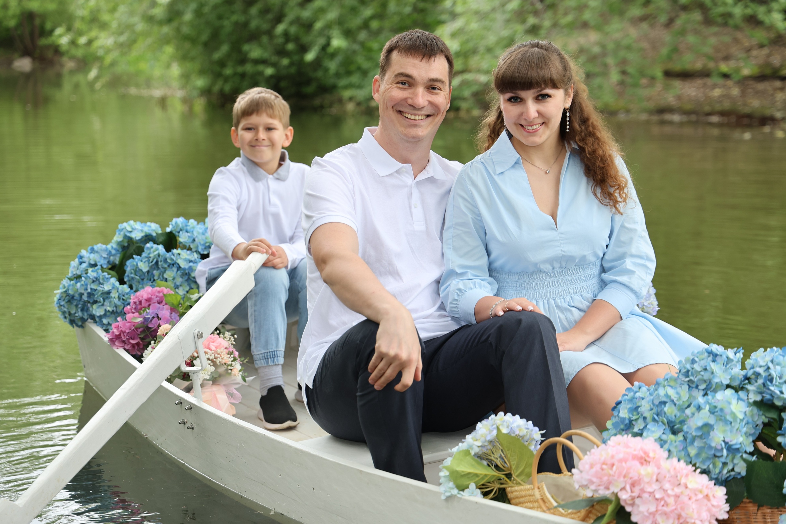 Фотосессия в лодке, лодка, озеро, платье, книга, шляпа, зонт, перчатки, весла, лето. Свадебный, семейный, женский и детский фотограф из Екатеринбурга