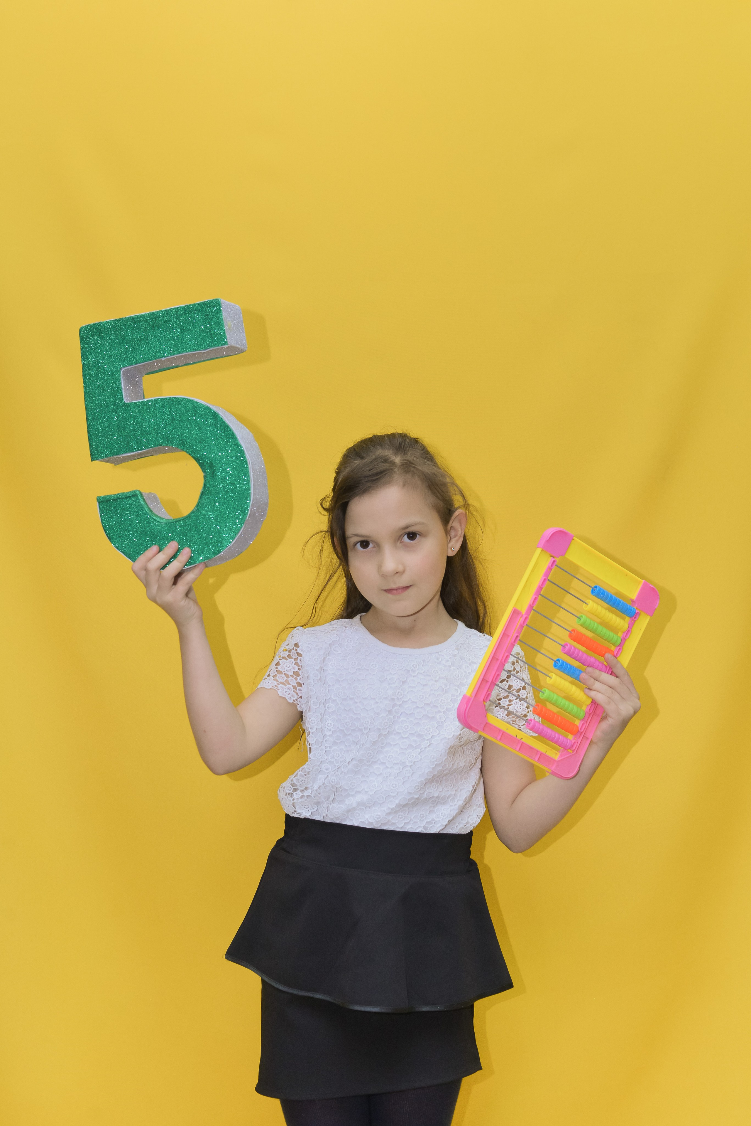 2 класс. На жёлтом фоне. «Веселые карандаши». Детский и школьный фотограф в Костанае Рабига Сейткенова