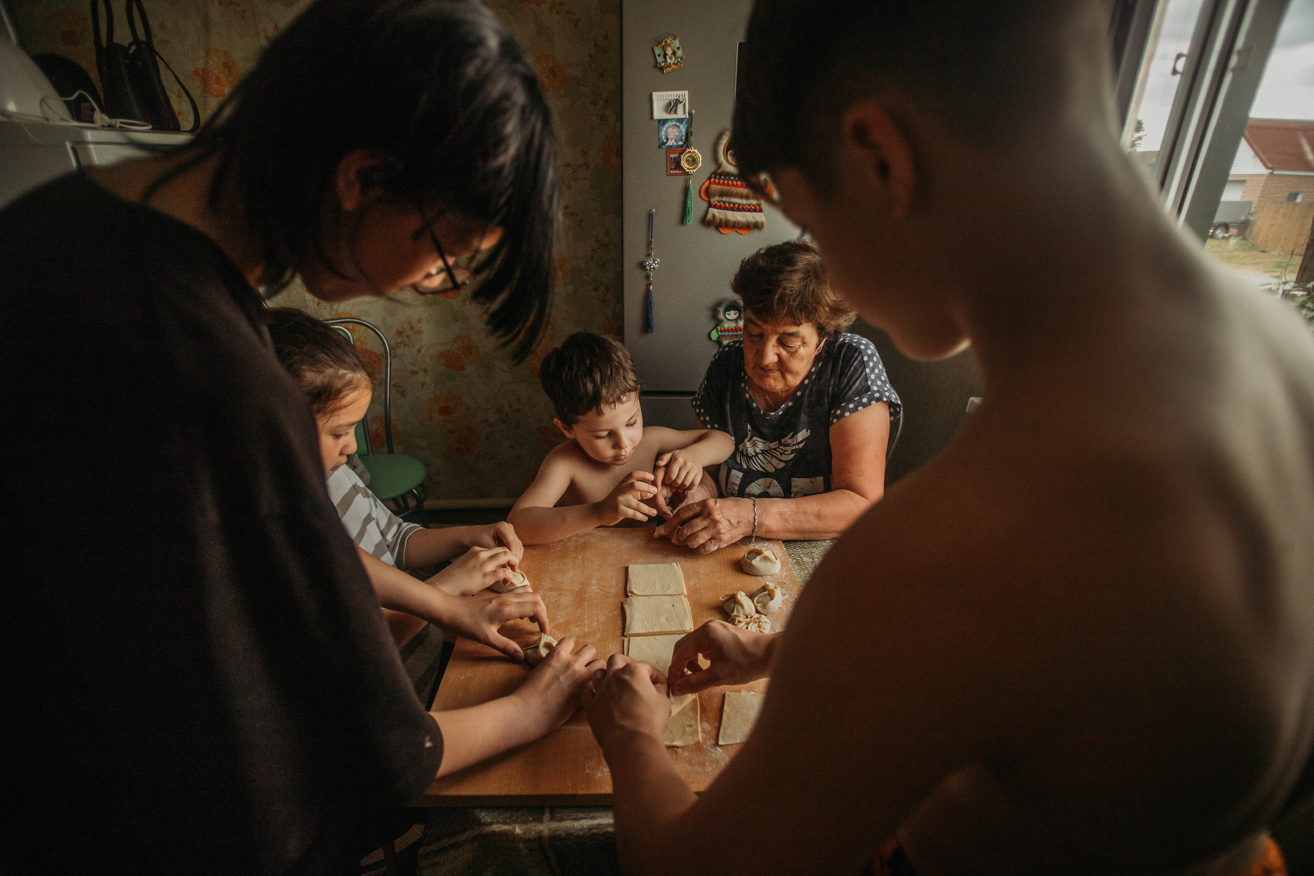 Домашняя фотосессия моей семьи. Венера Гайн. Репортажный фотограф  Тюмень. Обучение фотографии с 0