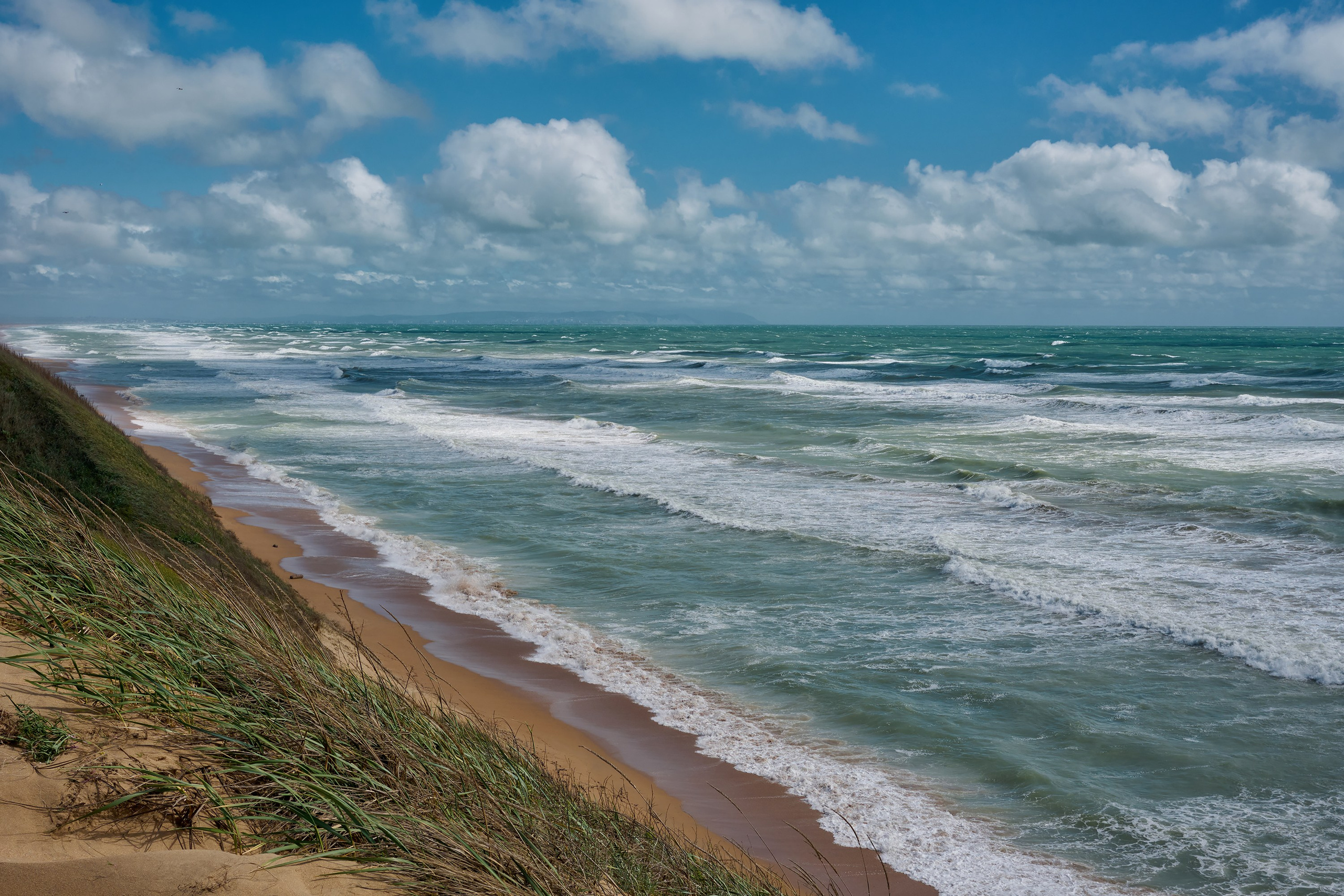 Морское побережье, шторм и песчаный пляж