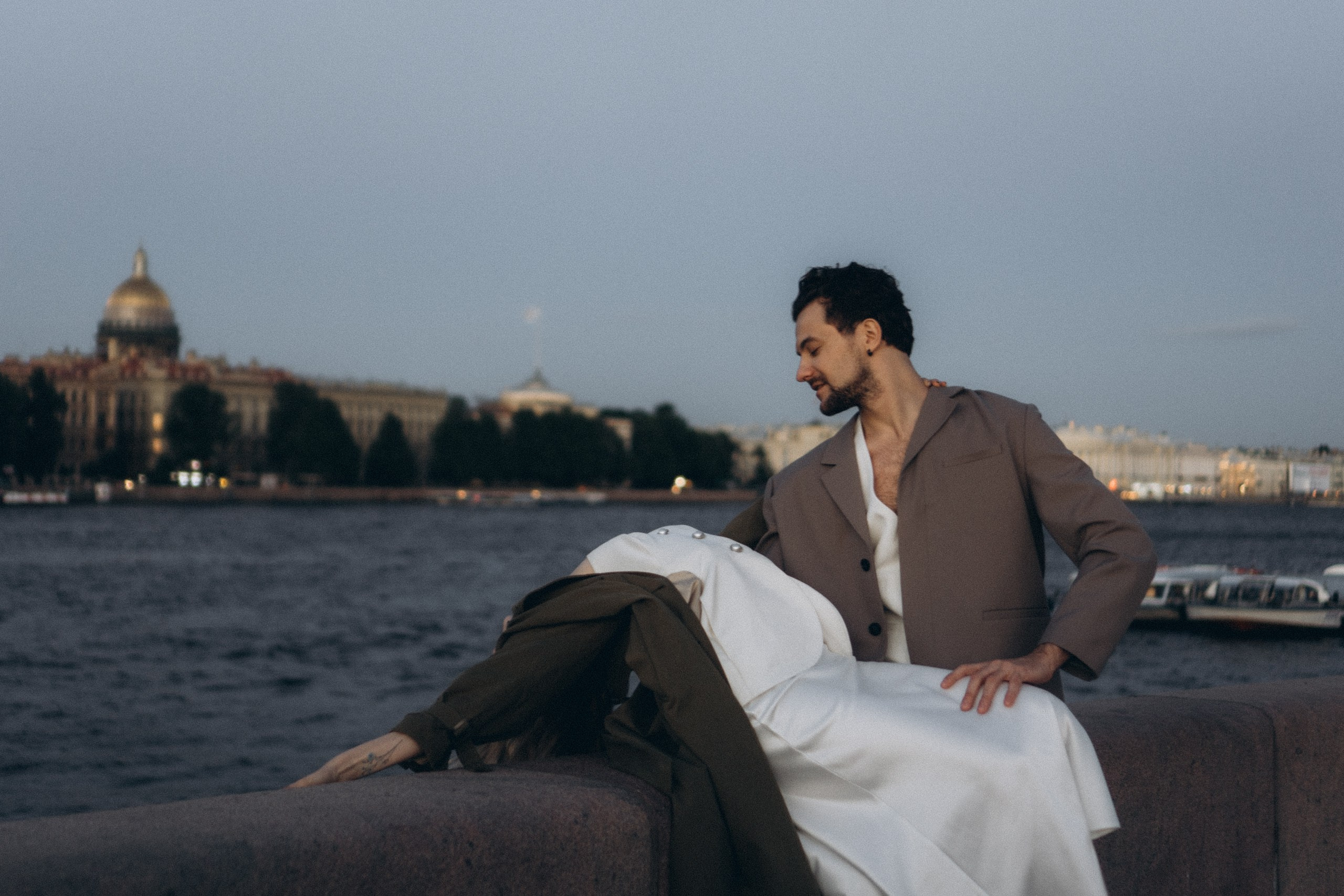 СВАДЕБНАЯ СЬЕМКА ПАРЫ НА РАССВЕТЕ В БЕЛЫЕ НОЧИ И ПРОГУЛКА С РАЗВОДНЫМИ МОСТАМИ И ПИКНИК ВОЗЛЕ ИСАКИЕВСКОГО СОБОРА. Профессиональный фотограф, Санкт-Петербург — Виктория Богомолова