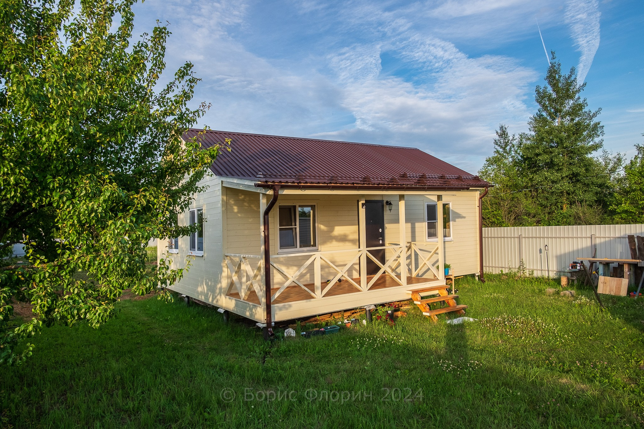Небольшой каркасный дом на участке земли, дом в СНТ, строительство каркасного дома в Луховицах