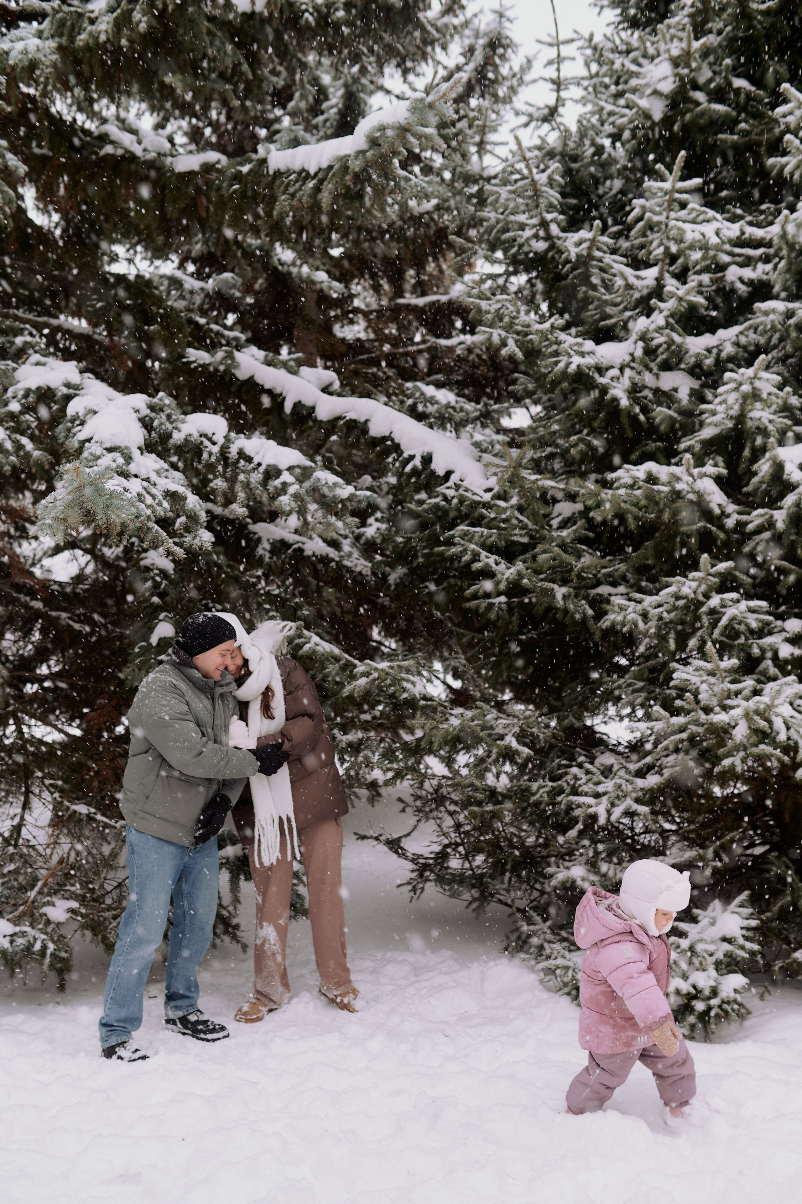 Андрей, Леся и Василиса в снежном парке. Семейный и свадебный lifestyle-фотограф в Москве Мария Петрова