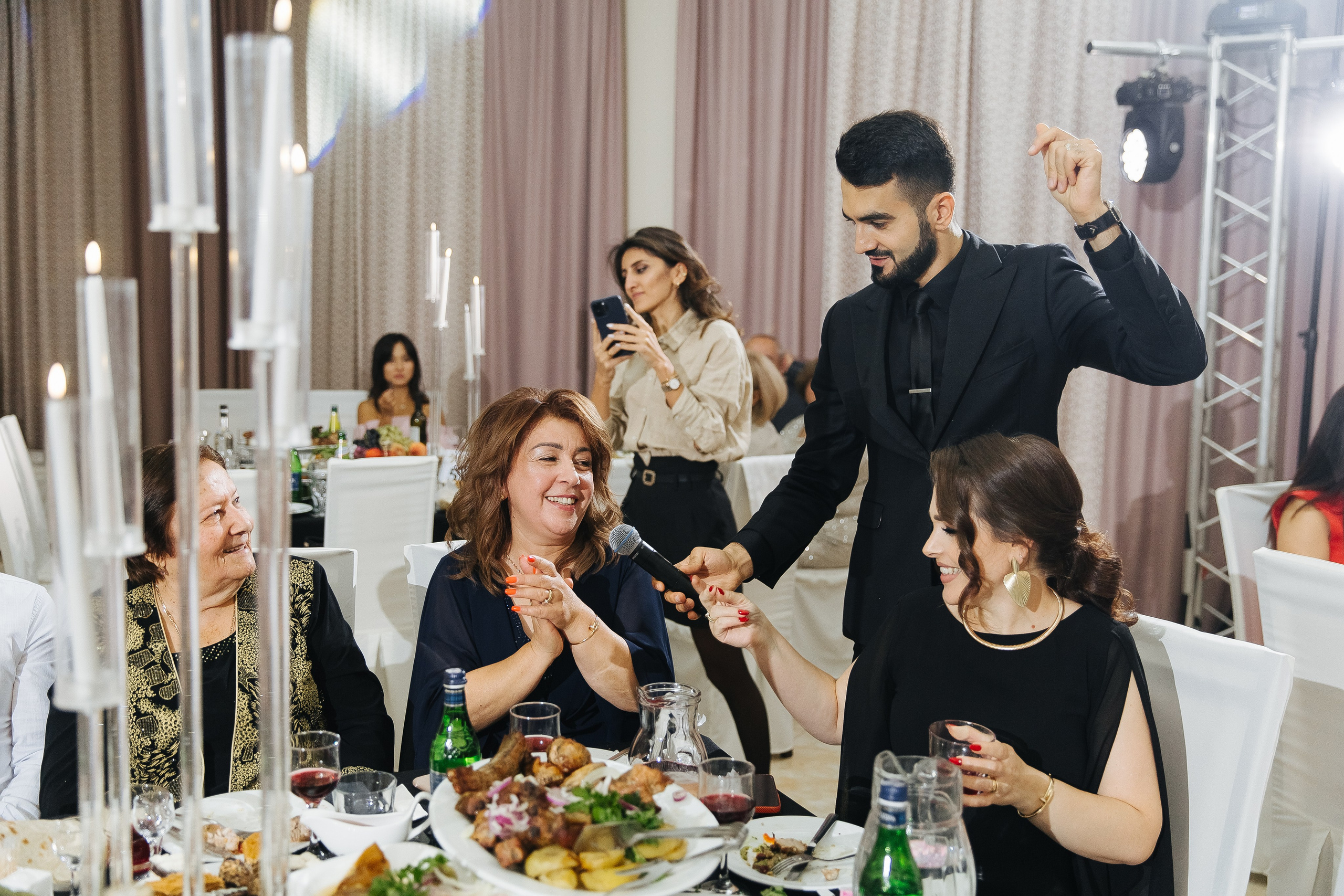 Ани и Назели. 35&5 День рождения, «Янтарь». Фотограф в Красноярске Надежда Воскресенская