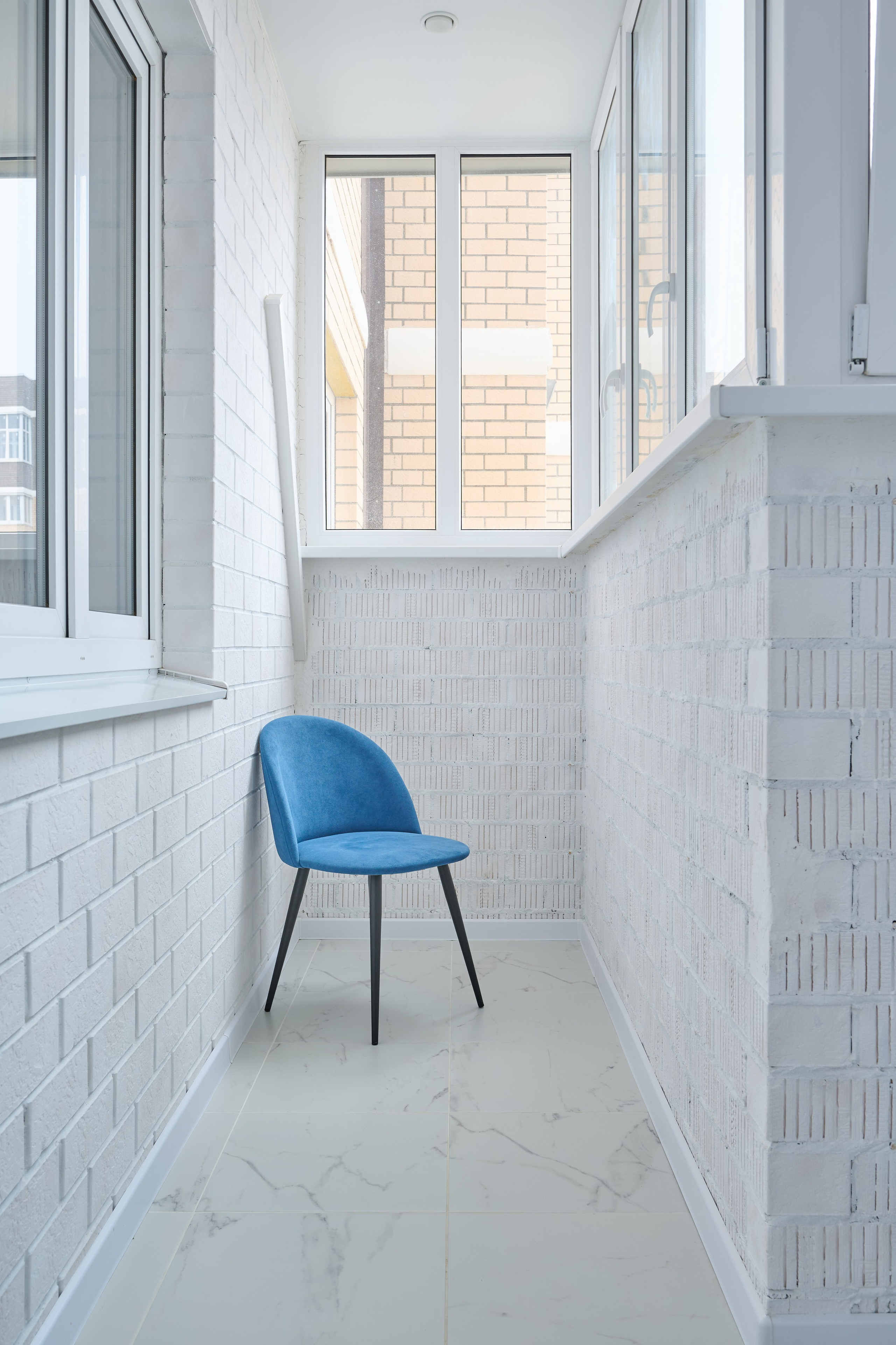 балкон кирпичные стены белые 