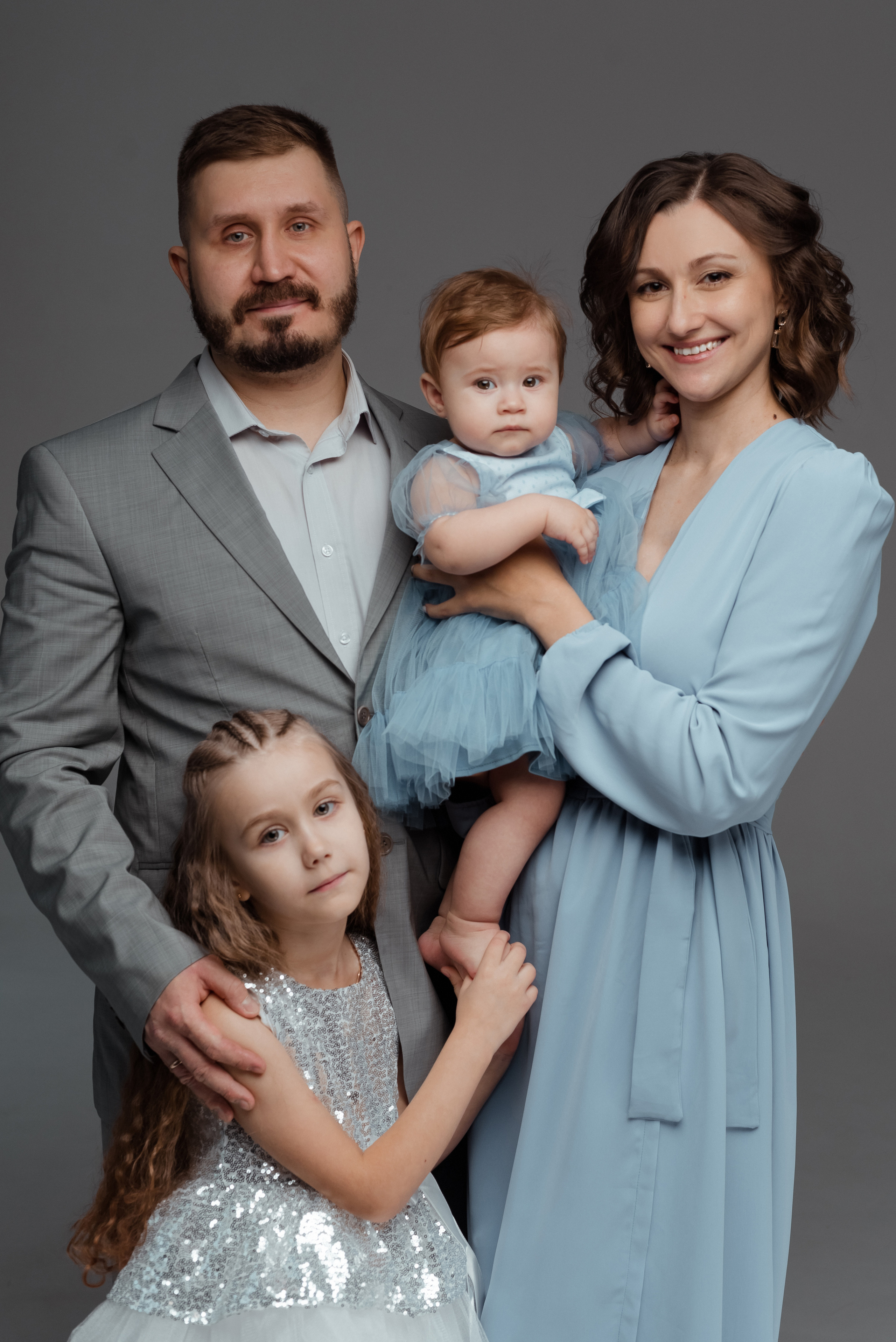 Семейная фотосессия на циклораме. Фотограф Юлия Кондратьева