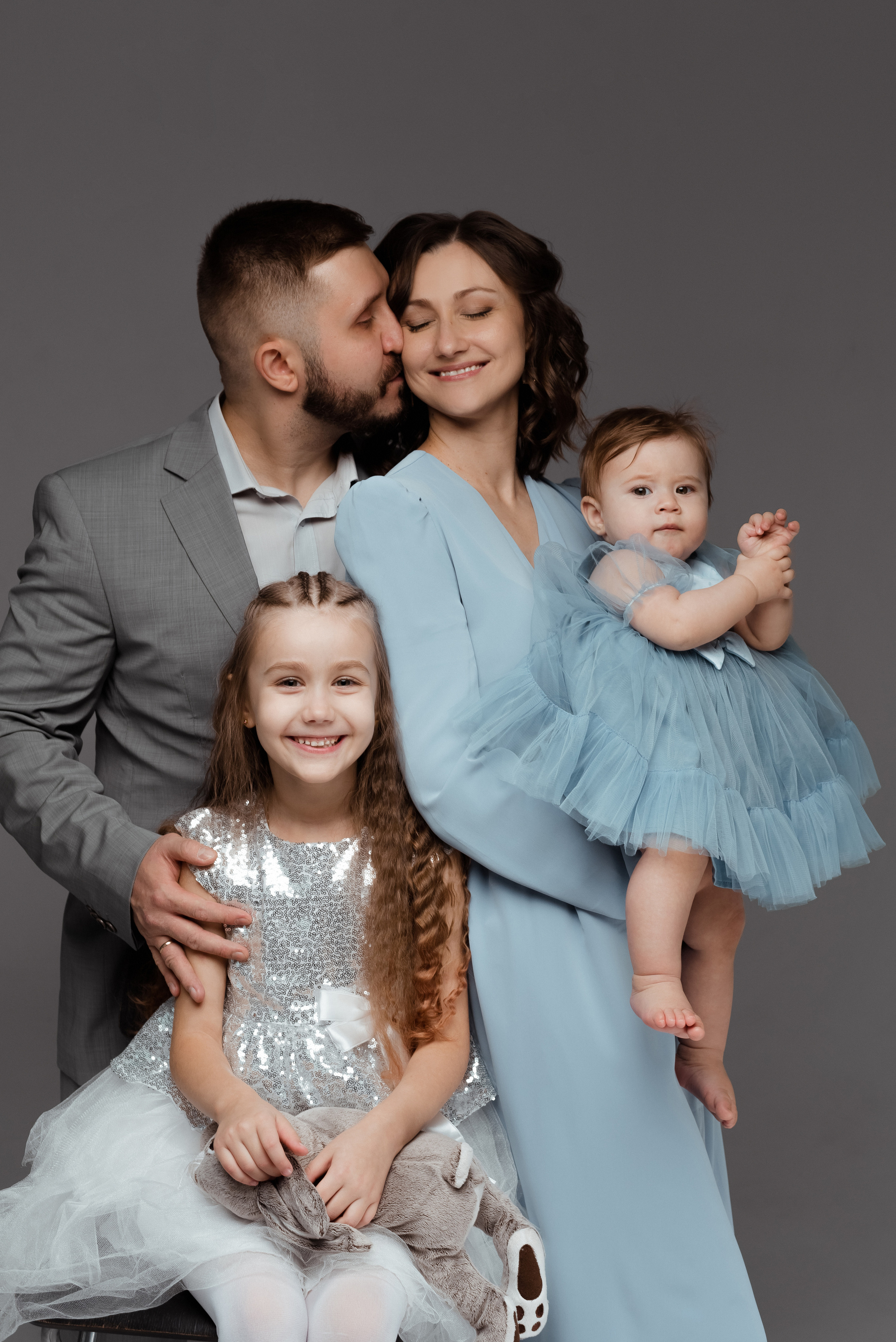 Семейная фотосессия на циклораме. Фотограф Юлия Кондратьева