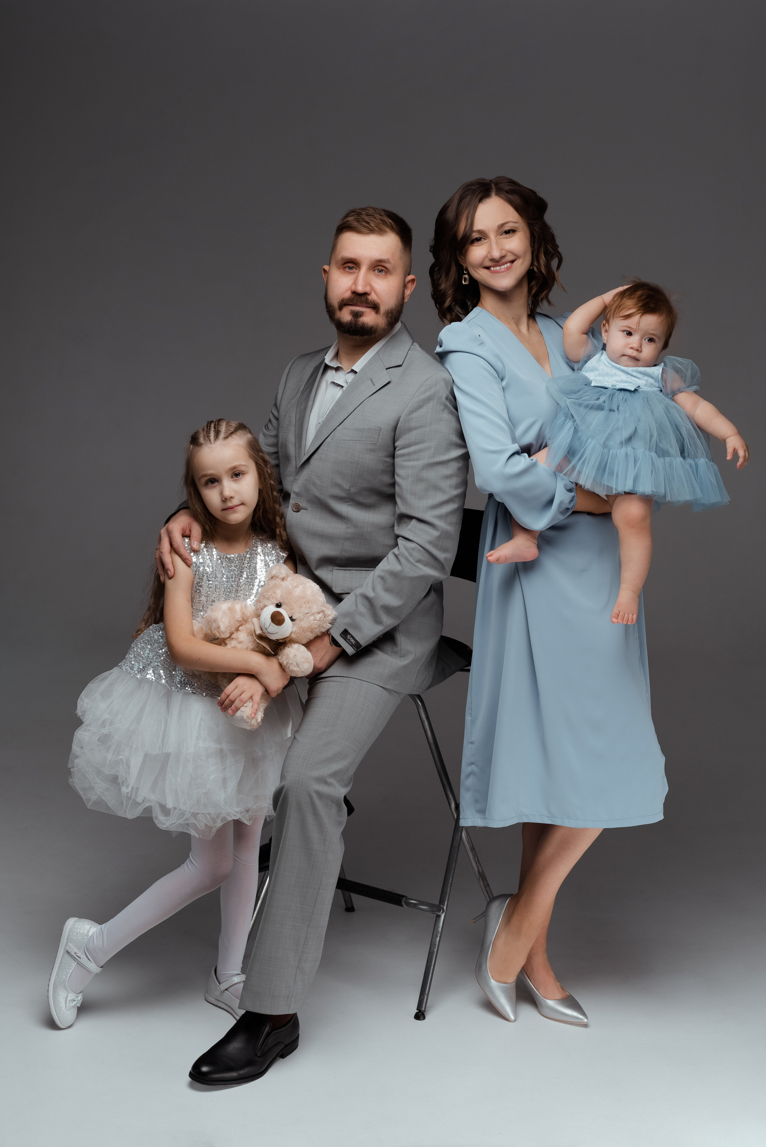 Семейная фотосессия на циклораме. Фотограф Юлия Кондратьева