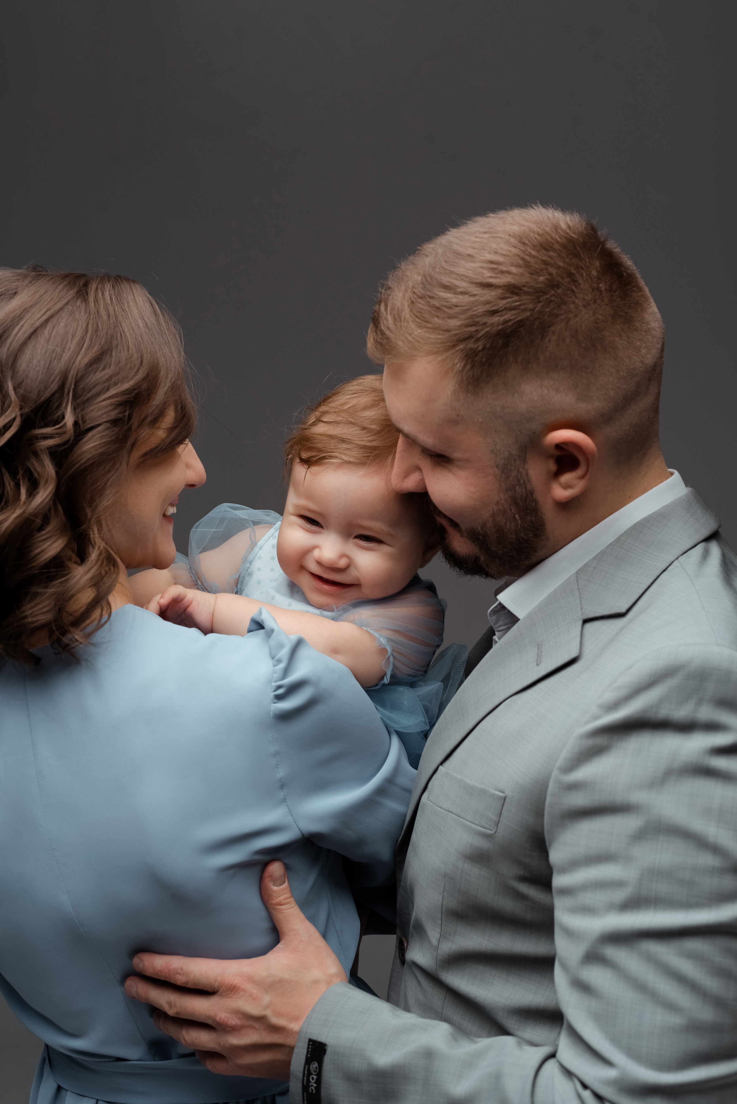 Семейная фотосессия на циклораме. Фотограф Юлия Кондратьева