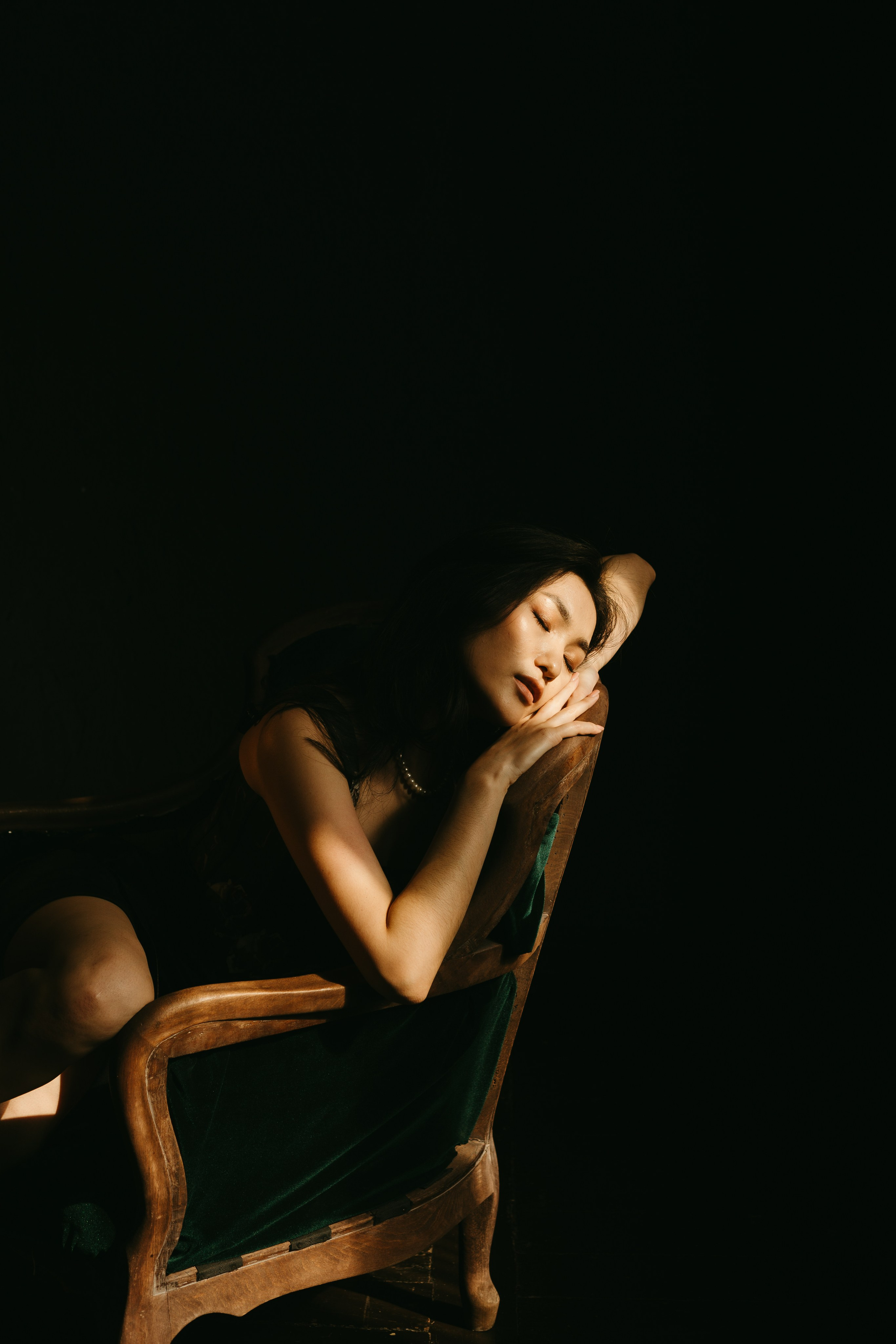 Драматичный женский портрет, глубокий взгляд, контрастное освещение,фотосессия Новосибирск, женская фотосессия в Новосибирске, женский фотограф, фотосессия в студии, красивая девушка