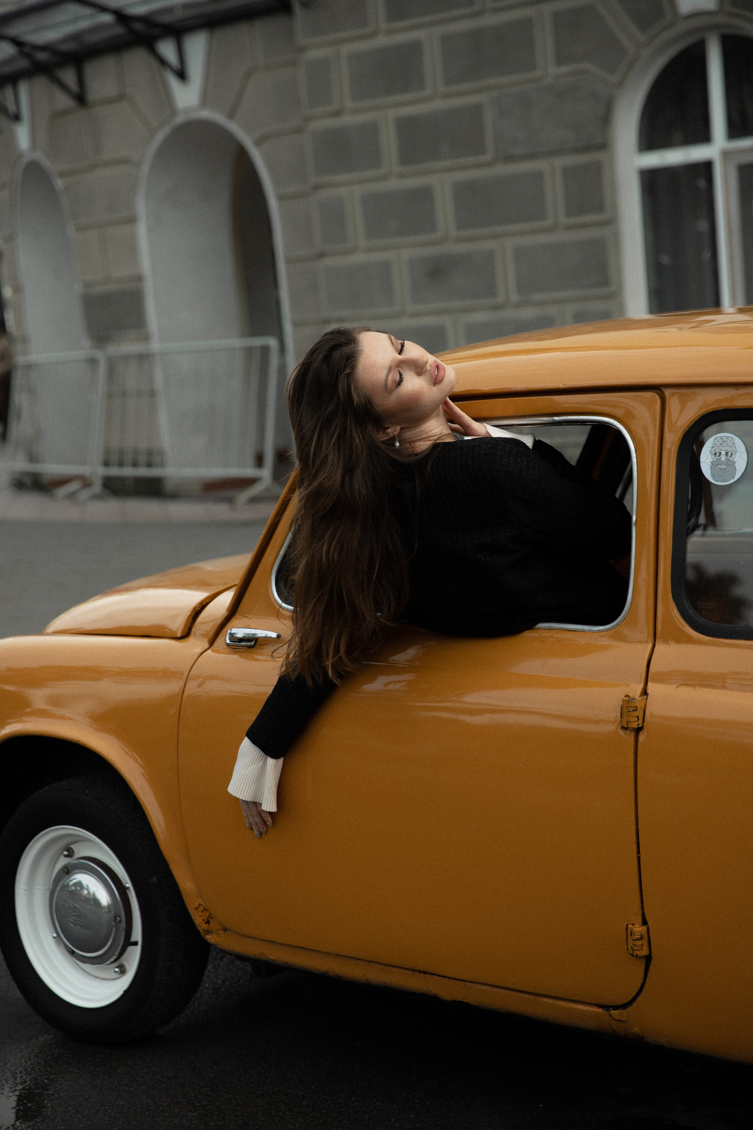 Женская фотосессия с ретро авто. Свадебный фотограф Бакрымова Валентина