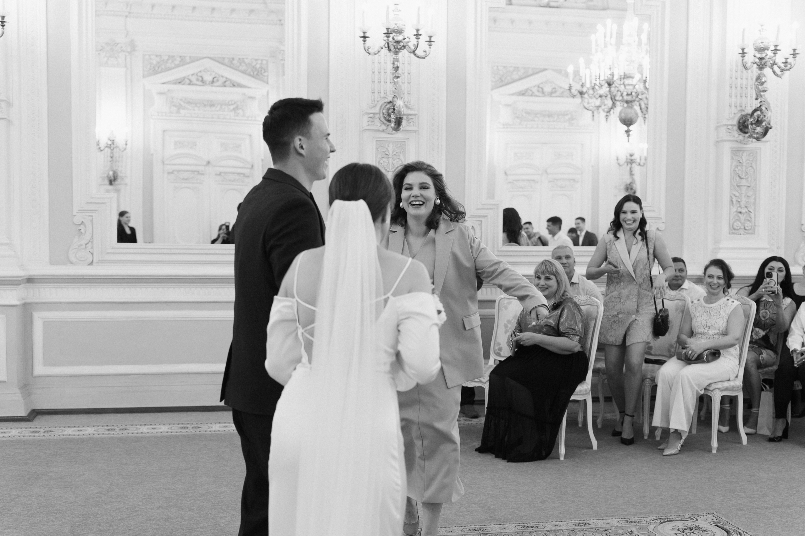 Лёня и Юля. Питер. От утра в отеле до вечеринки в ресторане на заливе. Цифра и плёнка. Свадебный фотограф Катерина Чулкова