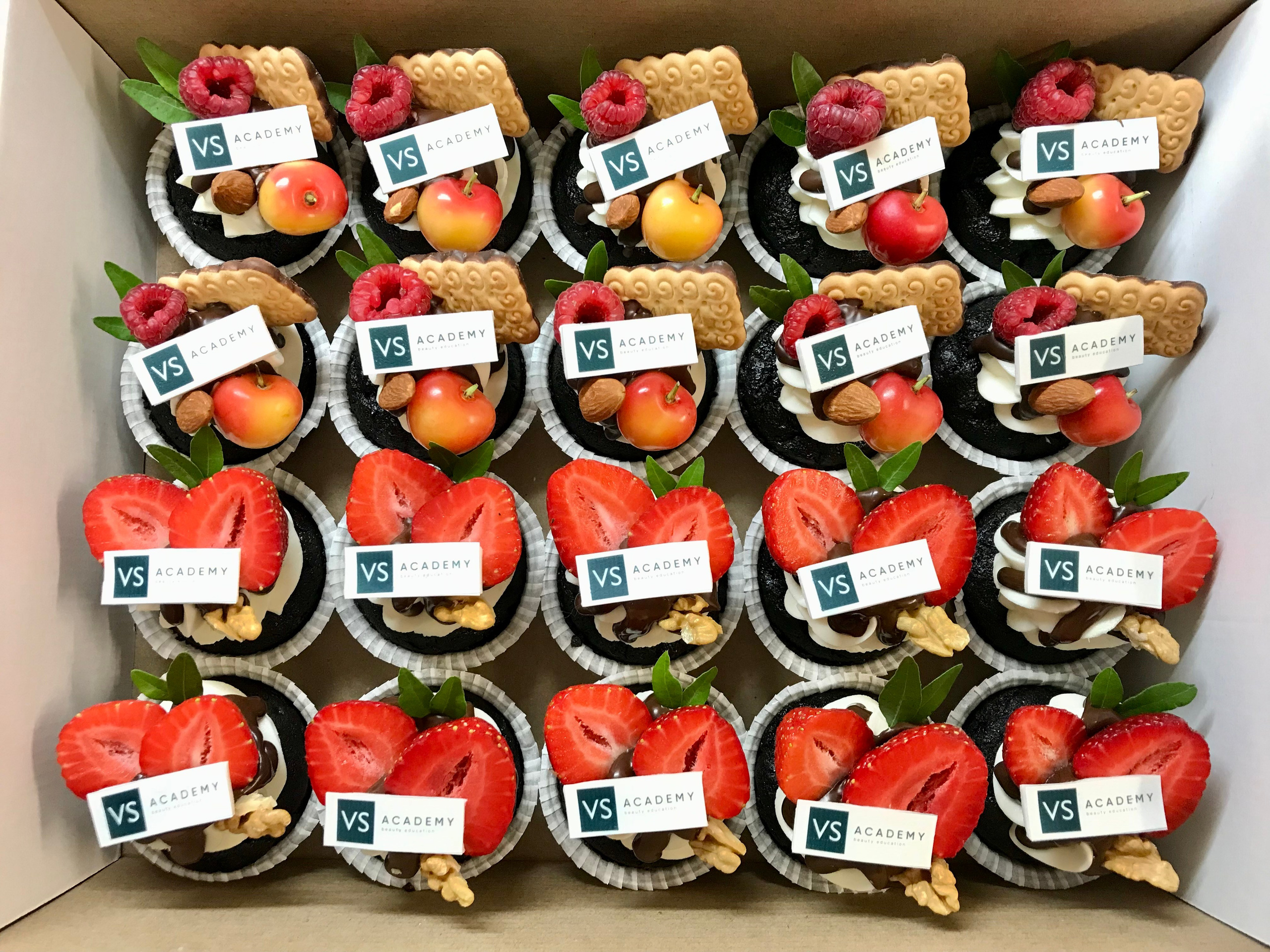 Капкейки фуршетные с логотипом. Katyasugarsugar капкейки, зефир, торты Москва