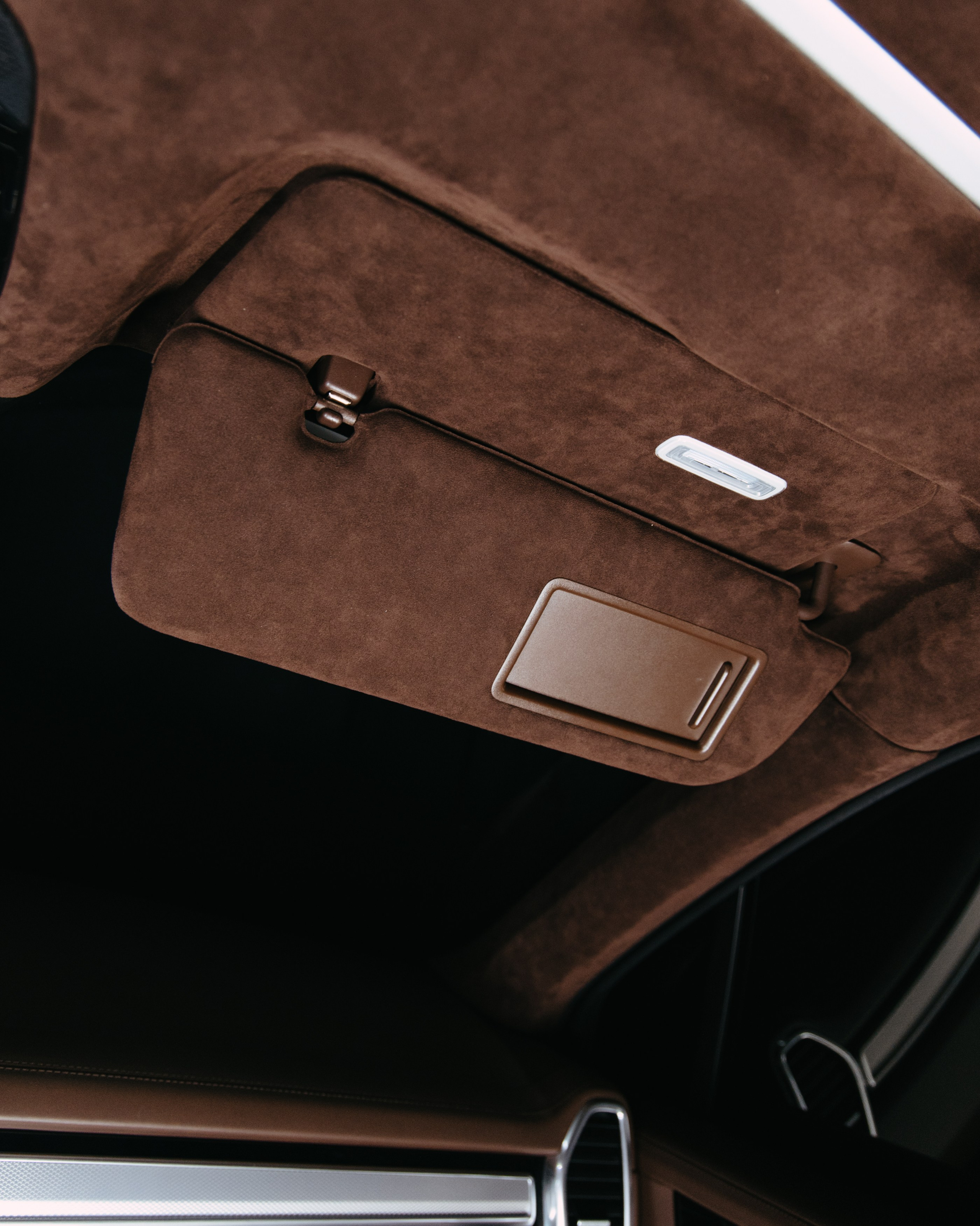 Porsche Сayenne пошив потолка в коричневую алькантару. DeLorein