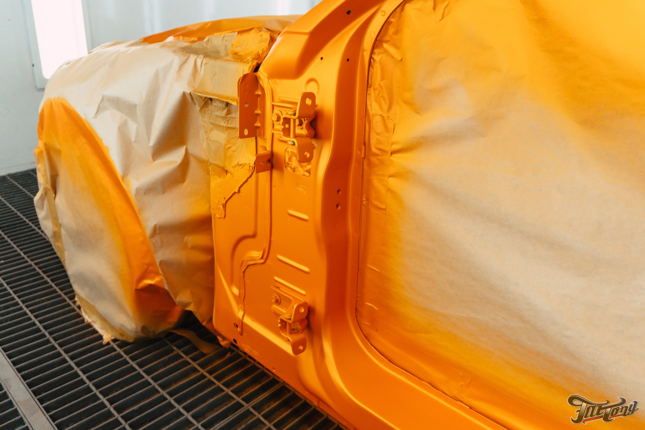 Ford Mustang Roush оранжевый окрас кузова и выкрас полос. DeLorein