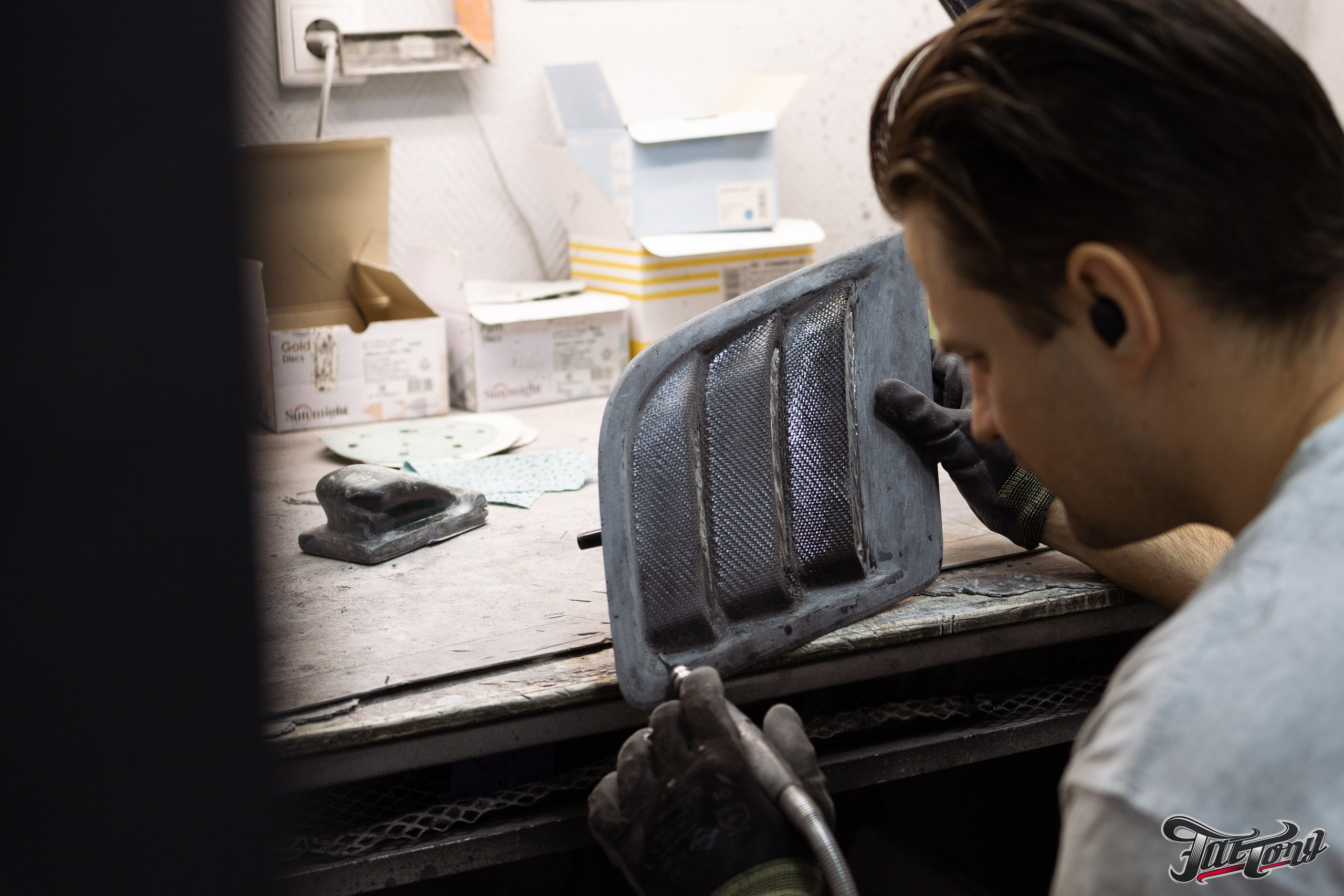 Ram 1500 ламинация карбоном, окрас шильдов, проушин, установка света в решетку. DeLorein