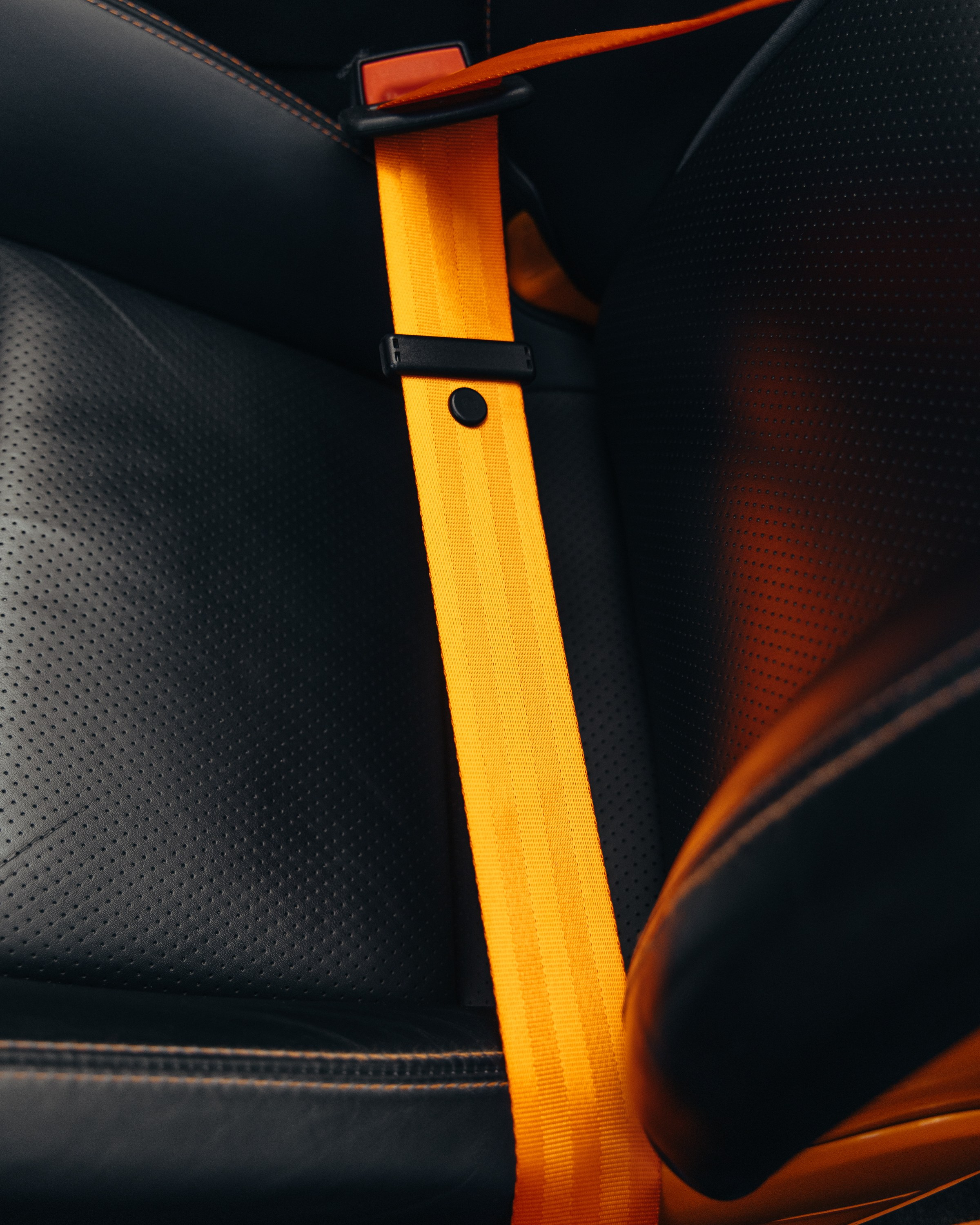 Porsche 911 оранжевый замена ремней безопасности. DeLorein