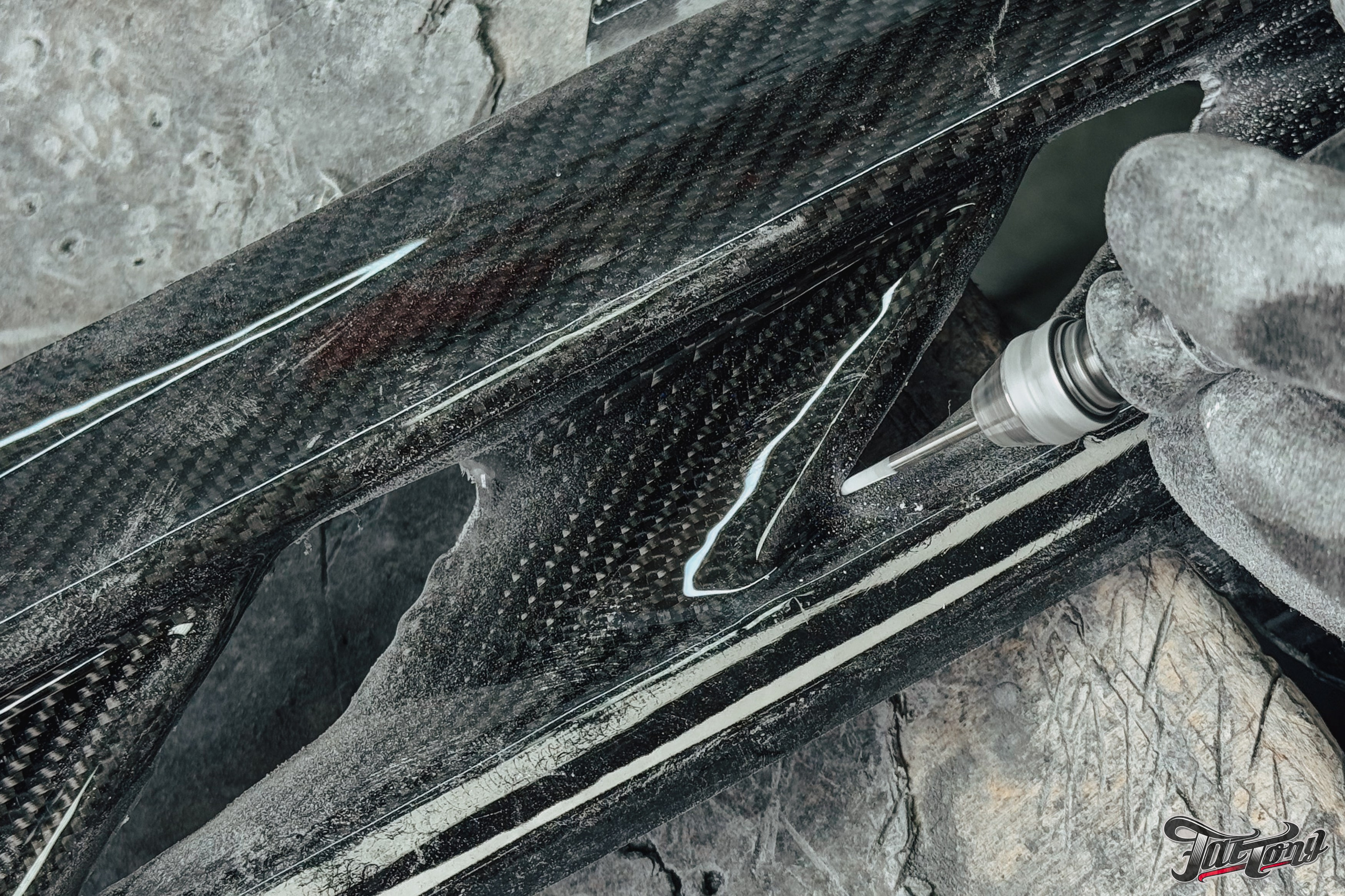 Lamborghini Urus ламинация карбоном вставок в капот, спойлеров, крышки багажника и зеркал. DeLorein