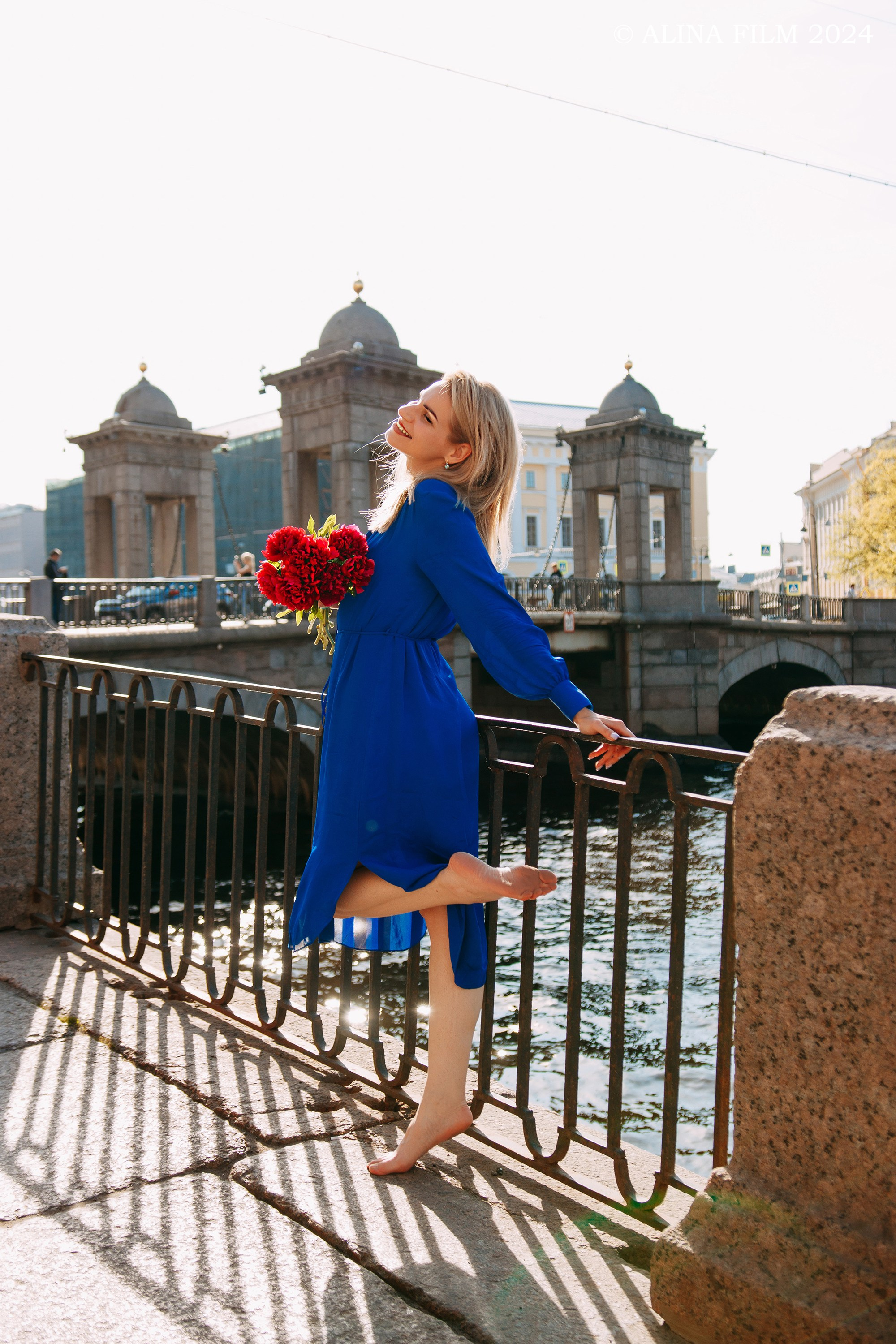 Девушка по городу шагает босиком. Фотограф в Санкт-Петербурге Alina Film