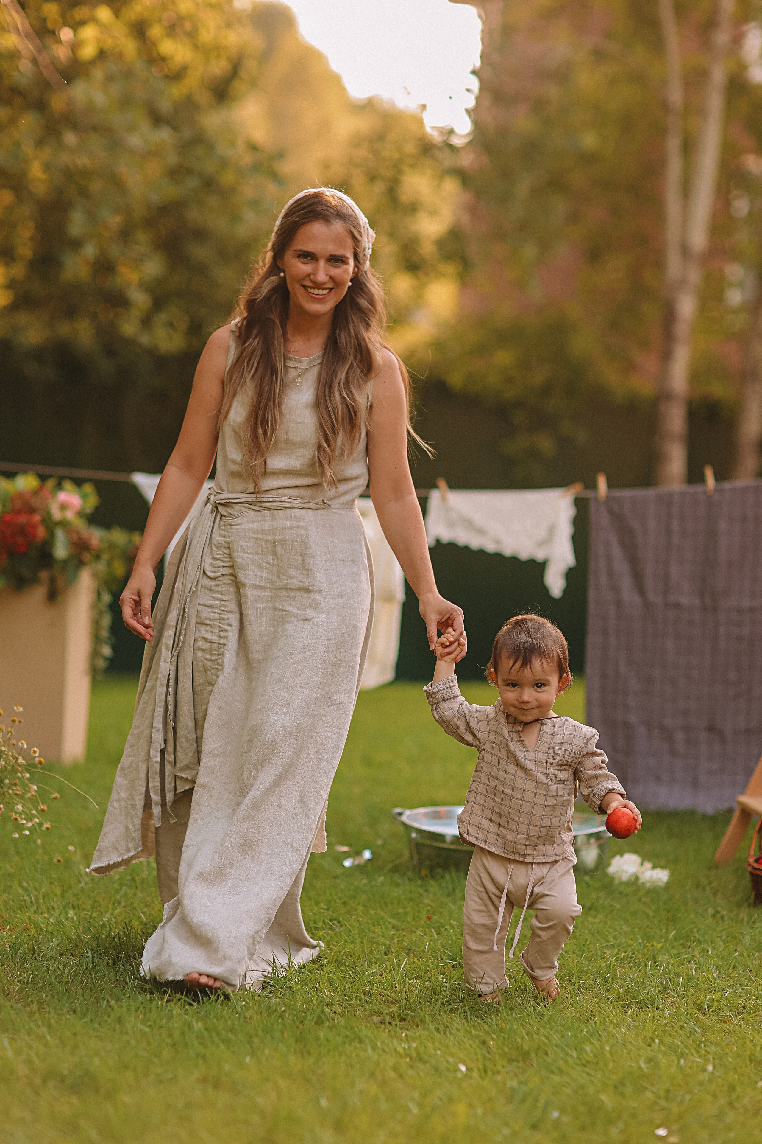 Стирка у дома. Семейный фотограф Тюмень, фотограф на роды Салмина Мария