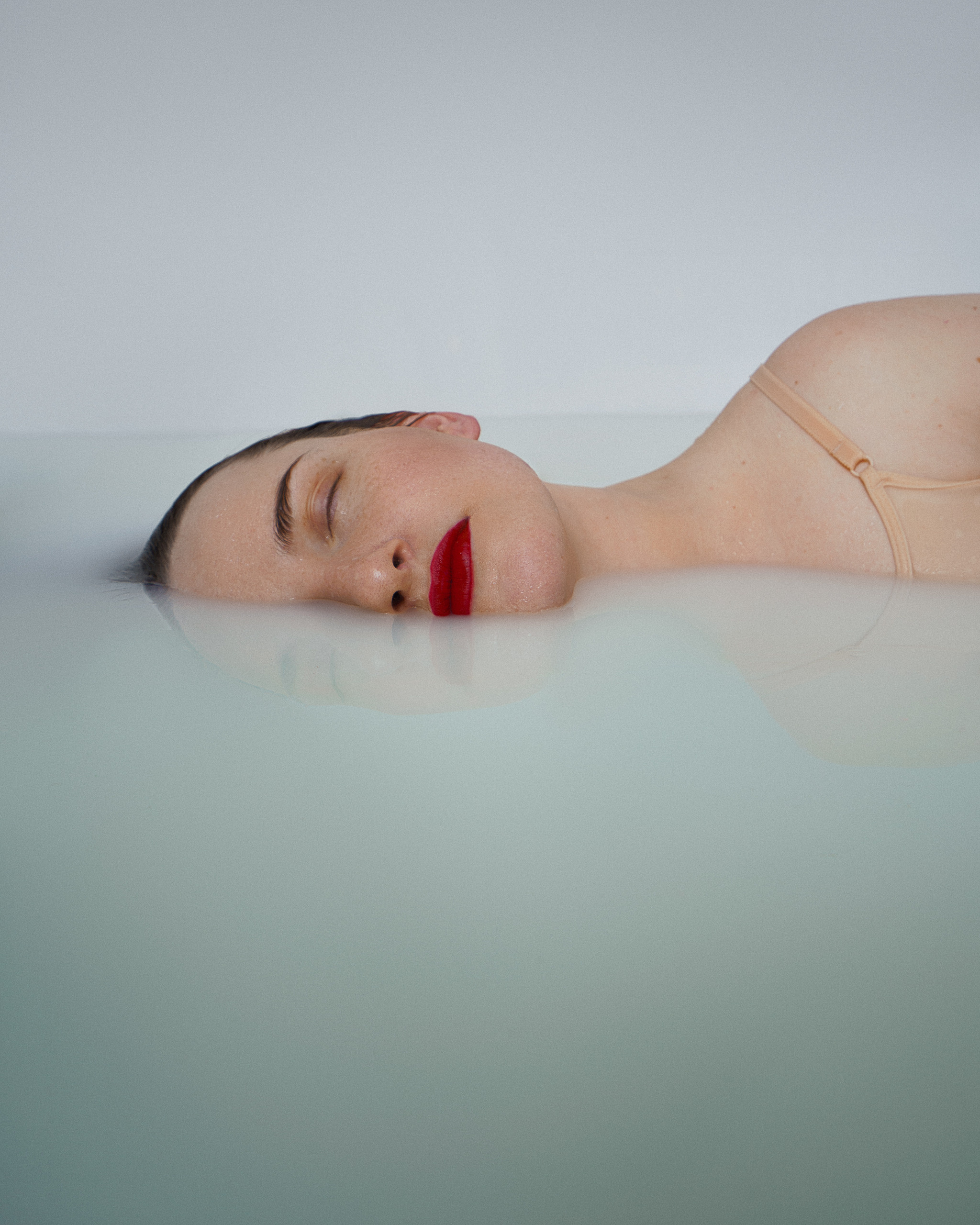 Фотосессия в ванне с молоком